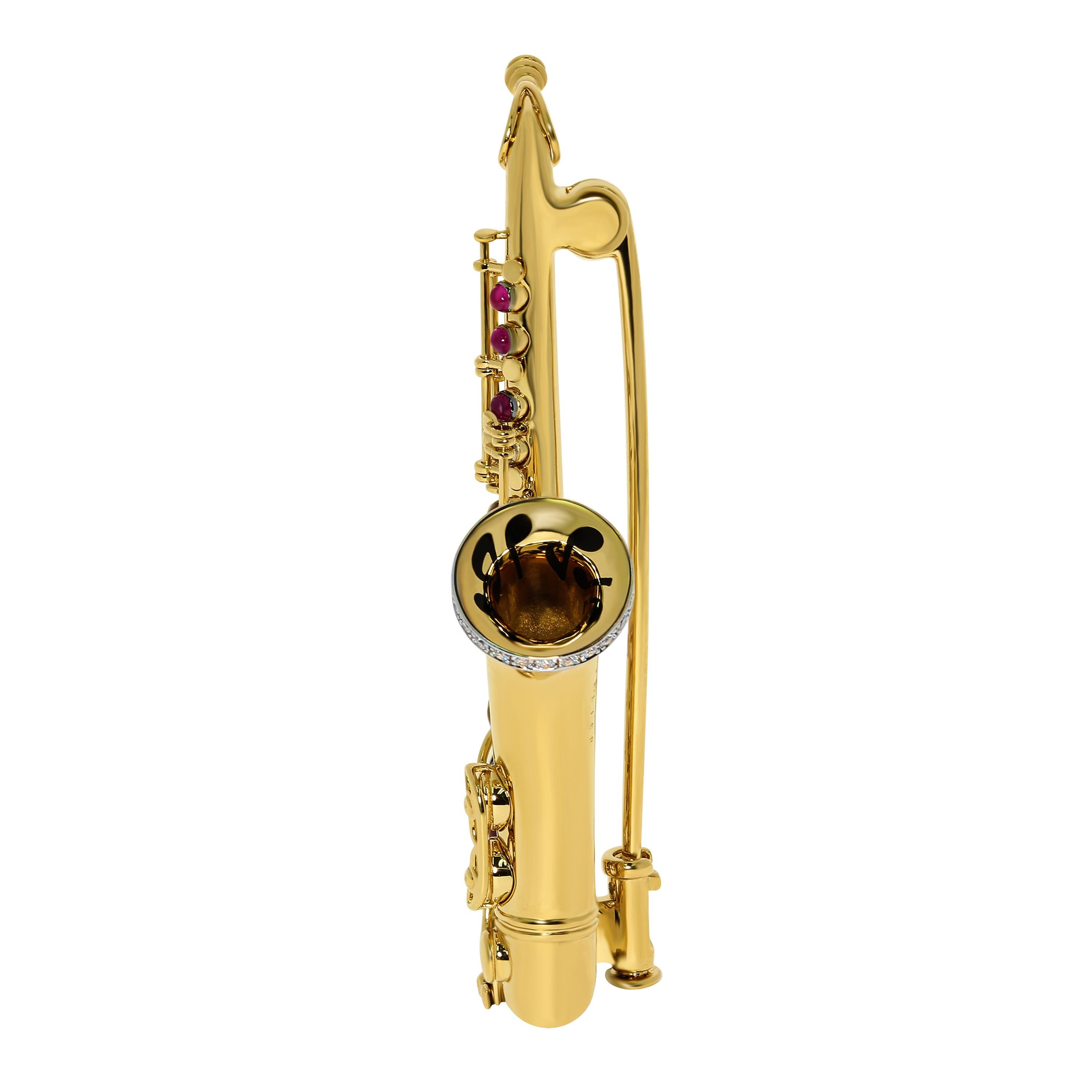 Diamanten Rubine Saxophon 18 Karat Gelbgold Brosche
In den Reihen unserer Musikinstrumente gibt es Nachschub. Was fällt Ihnen ein, wenn Sie Namen wie Charlie Parker, John Coltrane oder Sonny Rollins erwähnen?
Natürlich, das Saxophon! Das Instrument,
