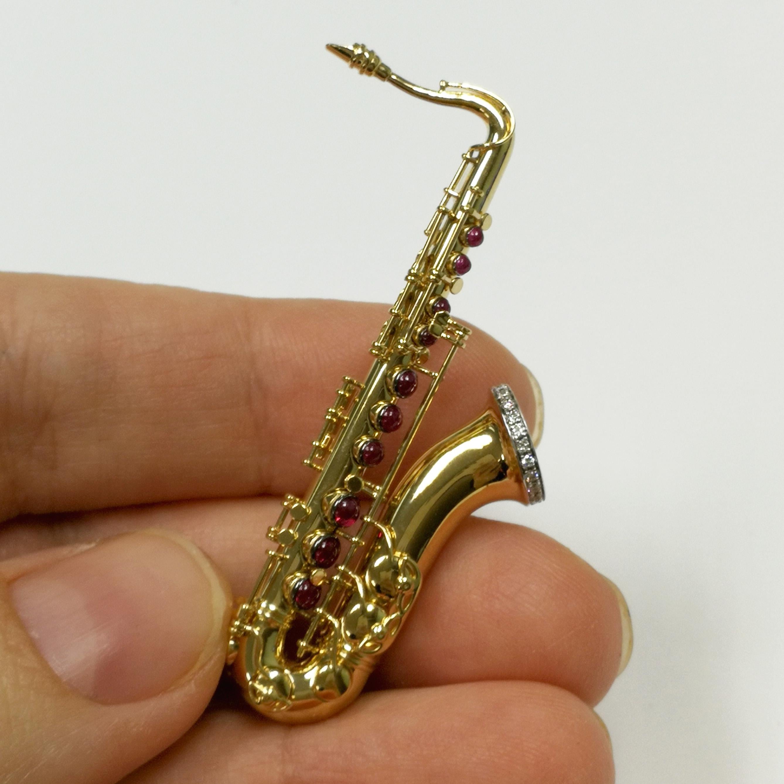Diamanten Rubine Saxophone Brosche aus 18 Karat Gelbgold (Zeitgenössisch) im Angebot