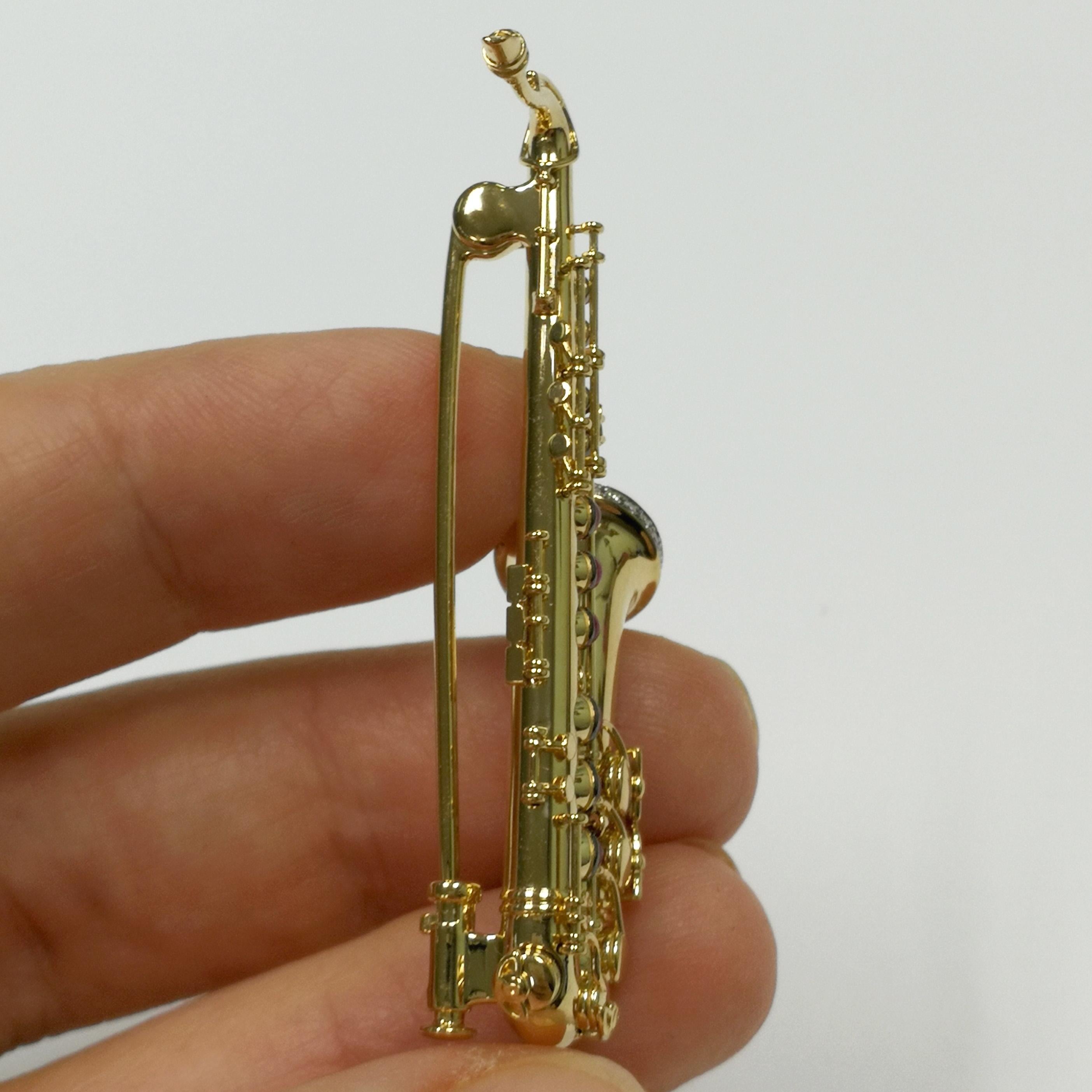 Diamanten Rubine Saxophone Brosche aus 18 Karat Gelbgold (Rundschliff) im Angebot