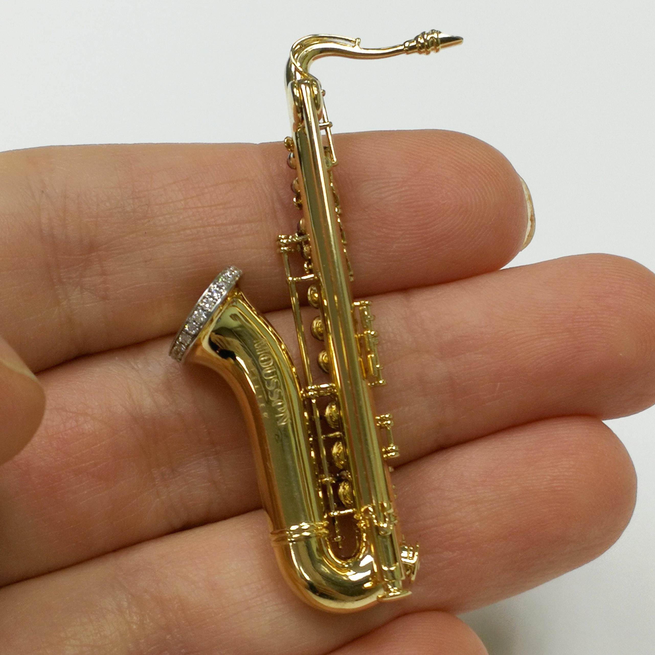 Diamanten Rubine Saxophone Brosche aus 18 Karat Gelbgold im Zustand „Neu“ im Angebot in Bangkok, TH