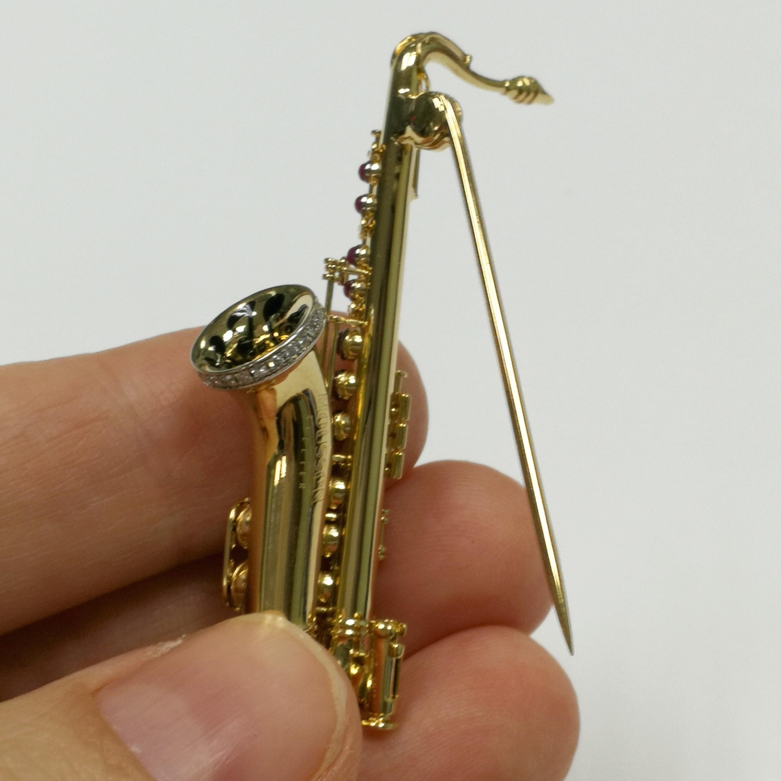 Round Cut Diamonds Rubies Saxophone 18 karat Yellow Gold Brooch For Sale