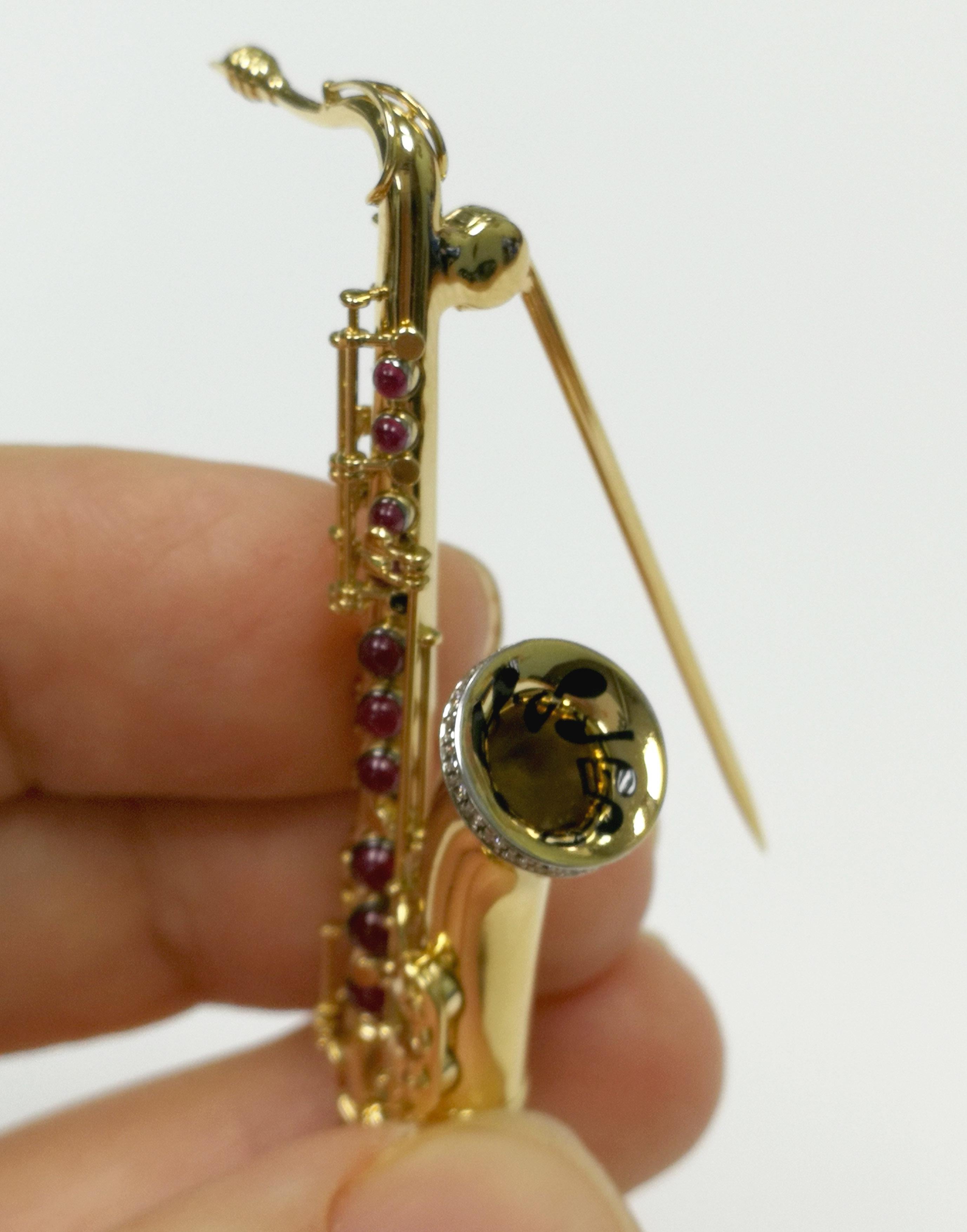 Diamonds Rubies Saxophone 18 karat Yellow Gold Brooch In New Condition For Sale In Bangkok, TH