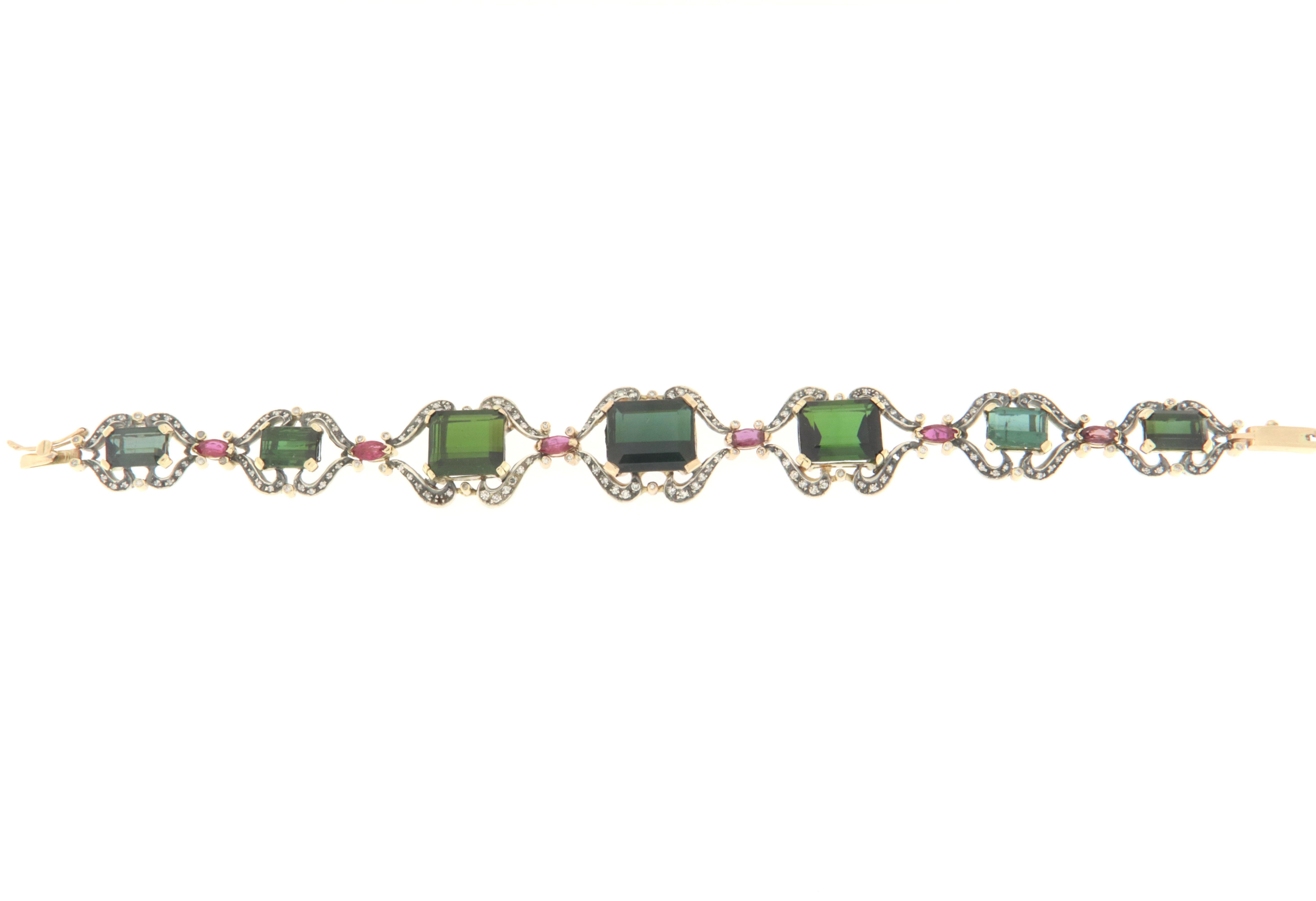 Fantástico brazalete de oro blanco de 14 quilates y plata de 800 milésimas.Hecho a mano por nuestros artesanos ensamblado con turmalina verde,rubí de lanzadera y diamantes

Peso de la pulsera 25.90 gramos
Peso de los diamantes 1.07 quilates
Peso de