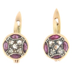 Clous d'oreilles en or jaune 14 carats avec diamants et rubis