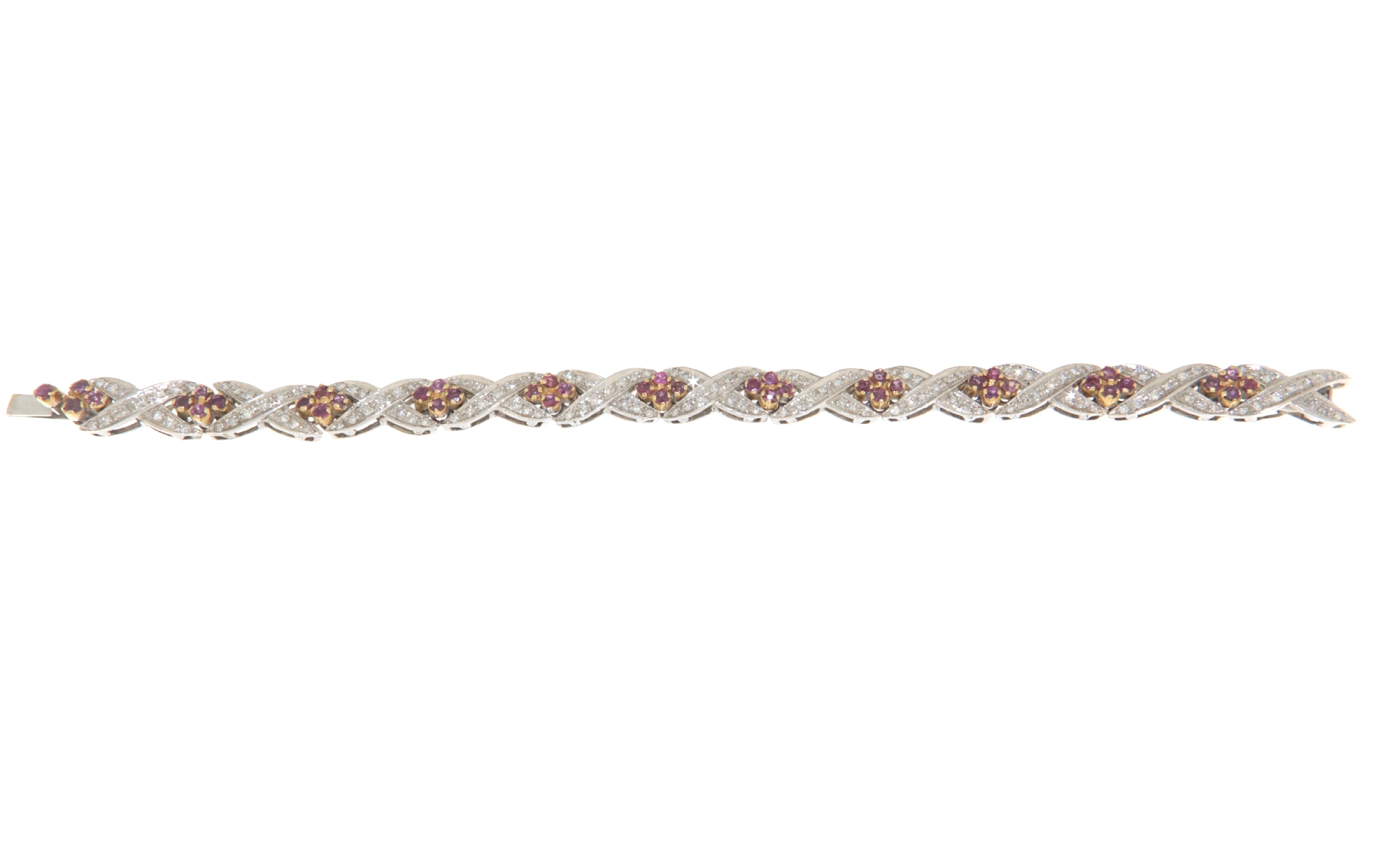 Extraordinaire Bracelet, pièce unique, années 60/70 en or jaune 18 carats orné de diamants naturels et de rubis naturels.
Un véritable bracelet vintage fabriqué à la main, trop beau et digne d'une occasion pour être vrai.
Les rubis naturels