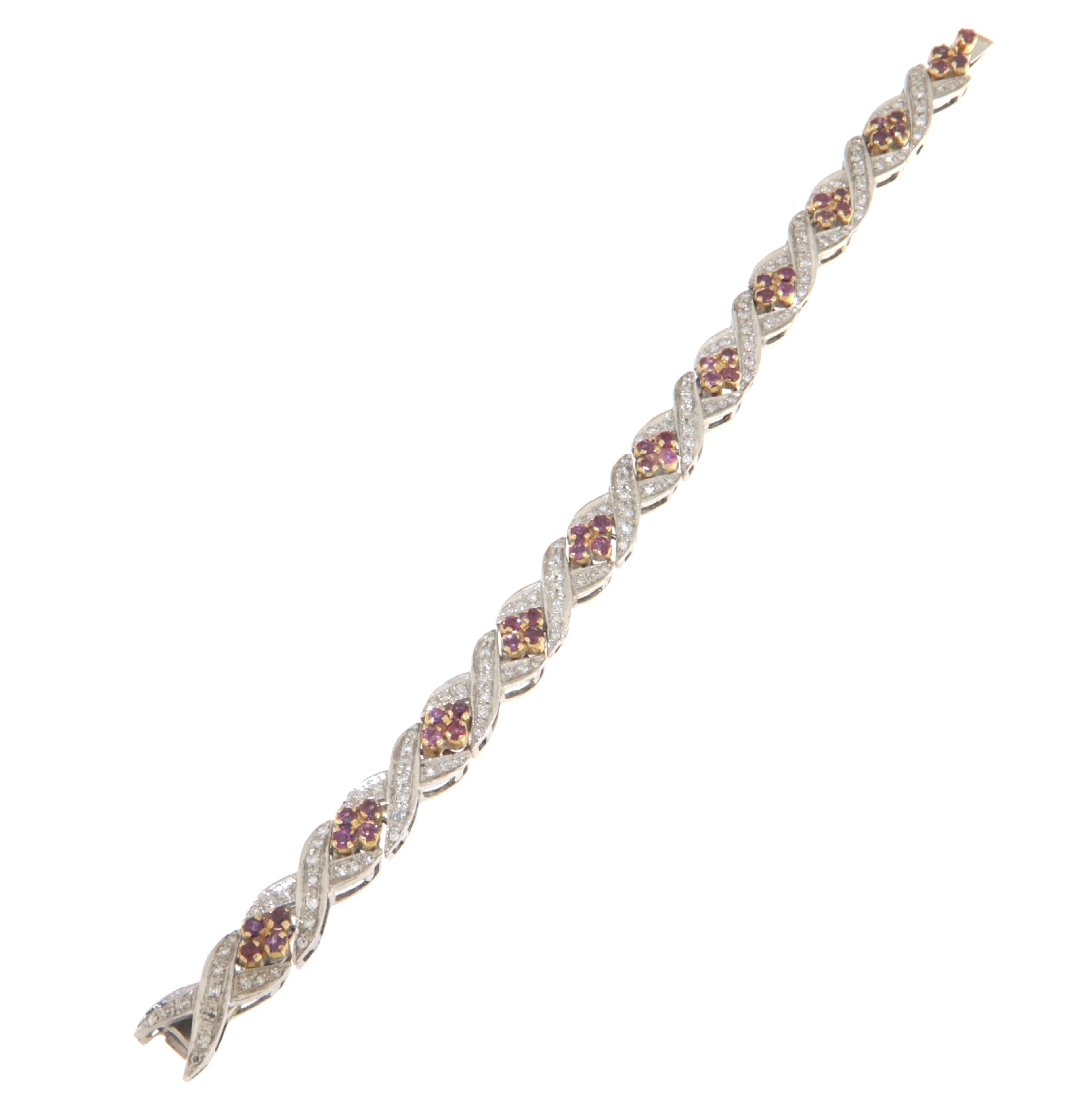 Taille brillant Bracelet rétro en or jaune et blanc 18 carats avec diamants et rubis en vente