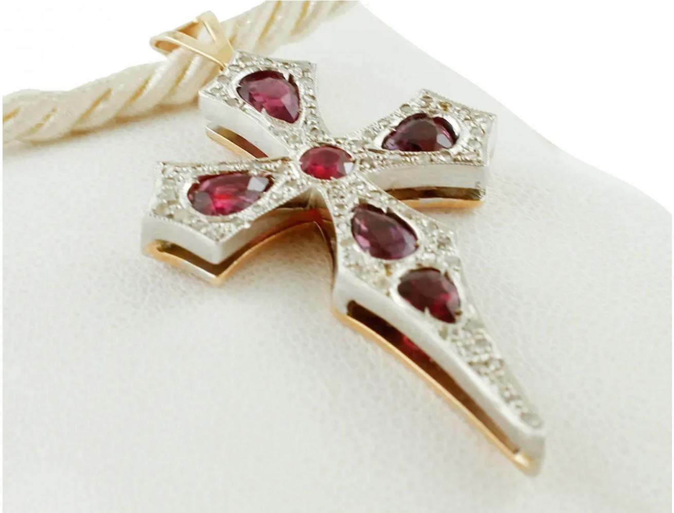 Vintage cross pendant in 9 kt rose gold and silver structure studded with diamonds and intense rubies.
The origin of this pendant goes back to the 1970s, it was totally handmade by Italian master goldsmiths and it is in perfect condition.
Diamonds
