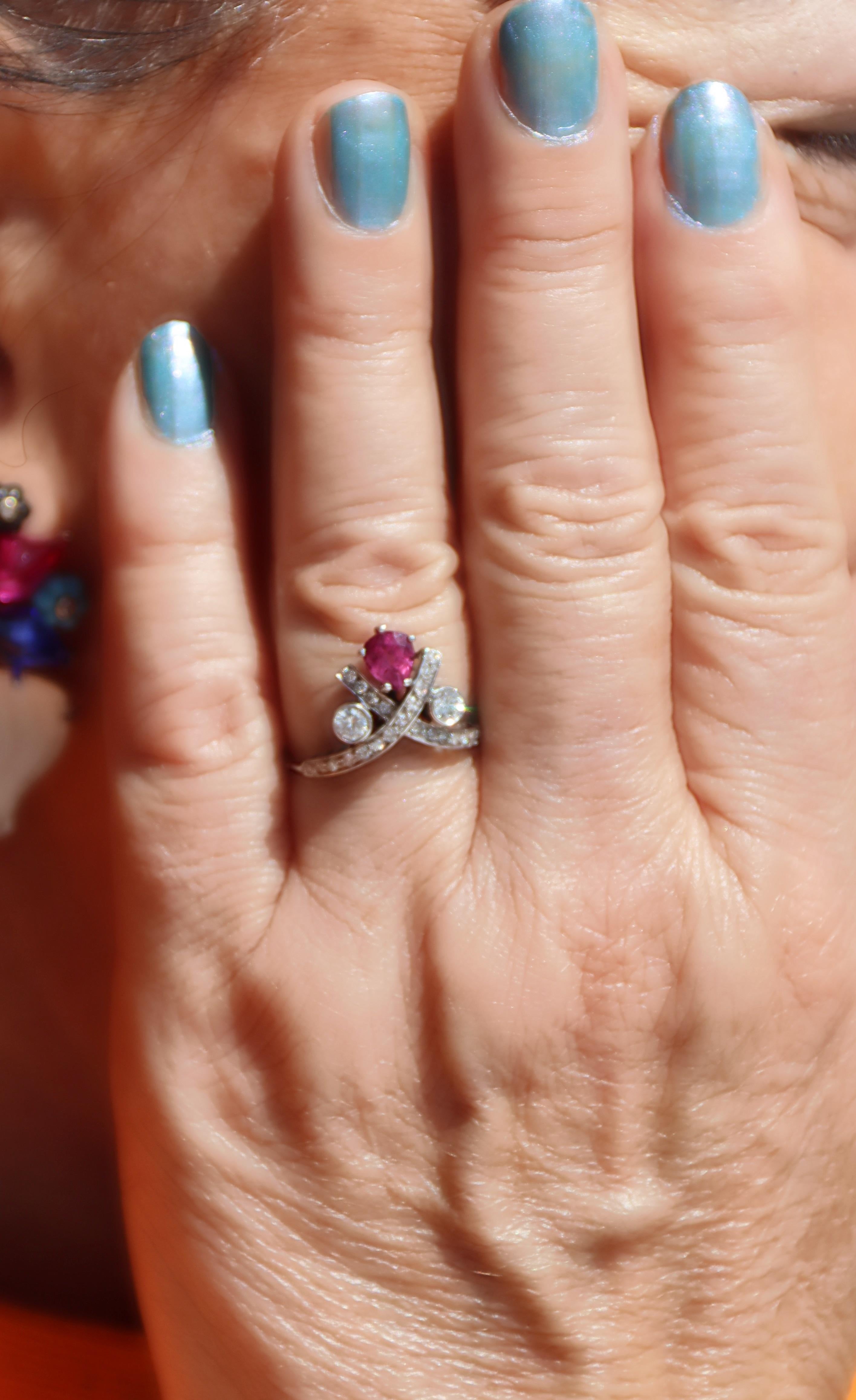 Bague cocktail en or blanc 18 carats avec diamants et rubis en vente 4