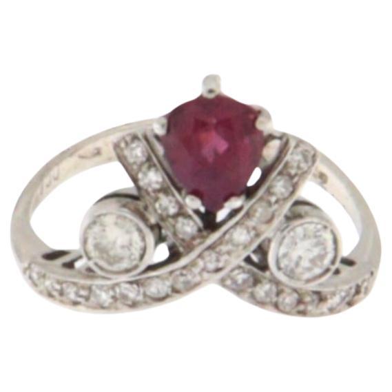 Dieser raffinierte Ring aus 18 Karat Weißgold stellt dank seines originellen Designs und der kostbaren Kombination aus Diamanten und Rubinen das perfekte Gleichgewicht zwischen moderner Eleganz und traditioneller Handwerkskunst dar. Die Halterung