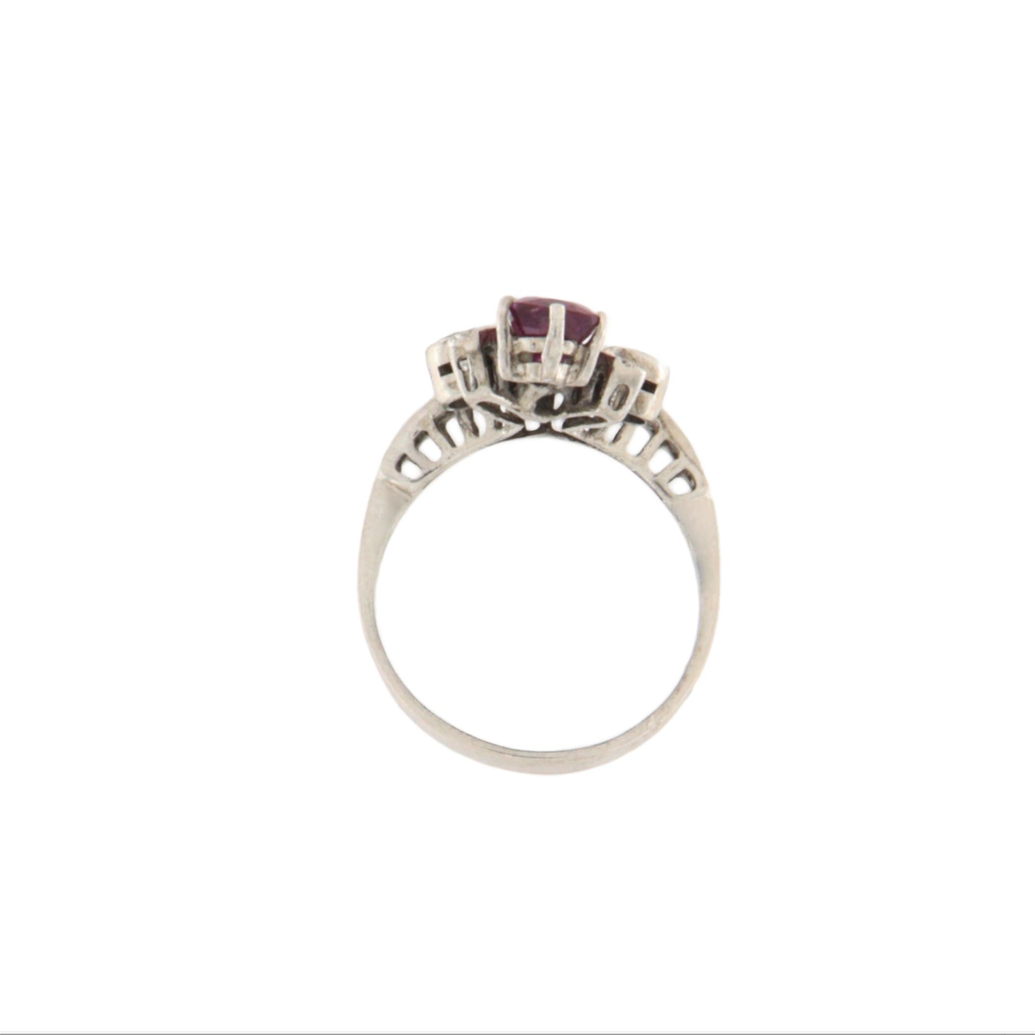 Cocktailring aus 18 Karat Weißgold mit Diamanten und Rubin (Brillantschliff) im Angebot