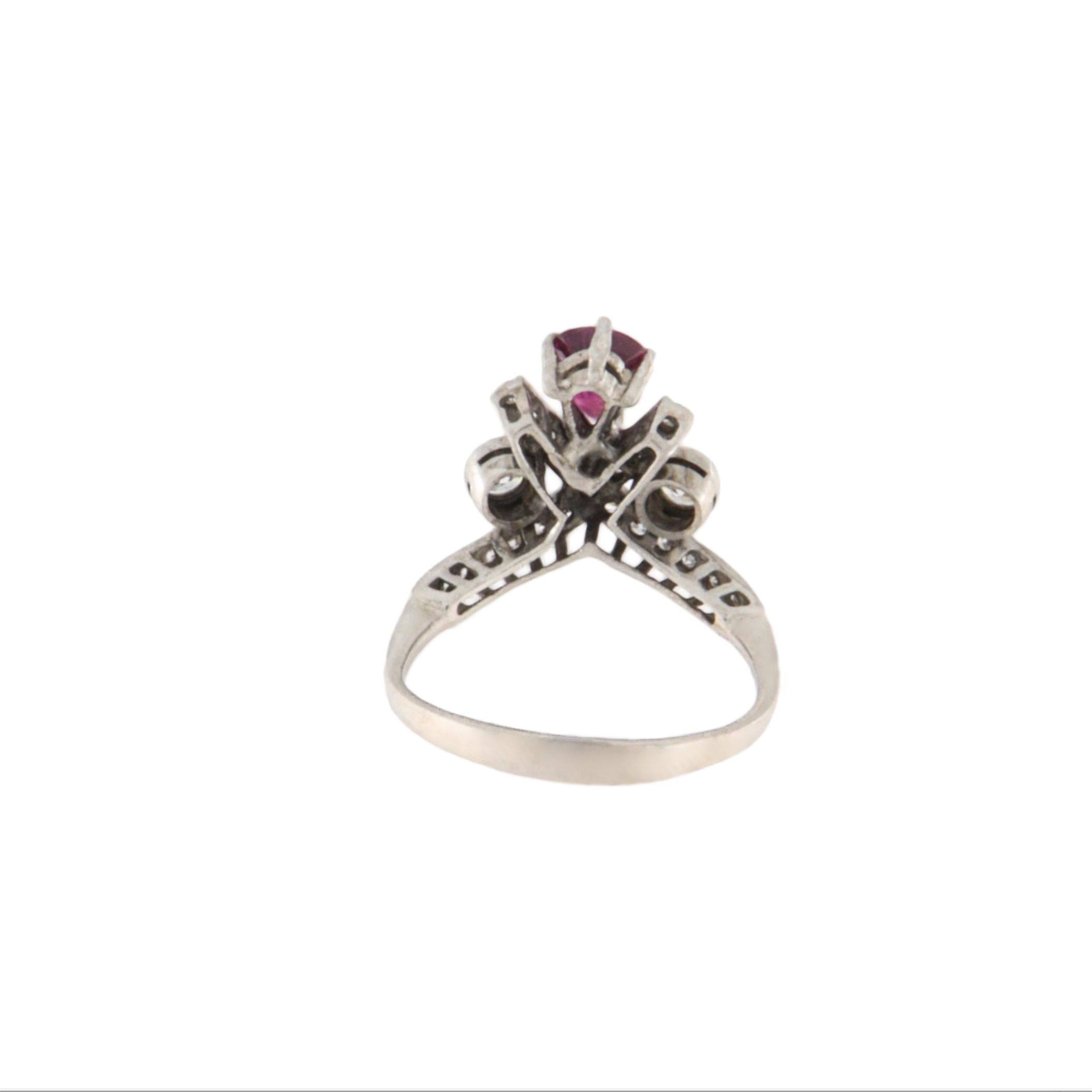 Cocktailring aus 18 Karat Weißgold mit Diamanten und Rubin im Zustand „Neu“ im Angebot in Marcianise, IT