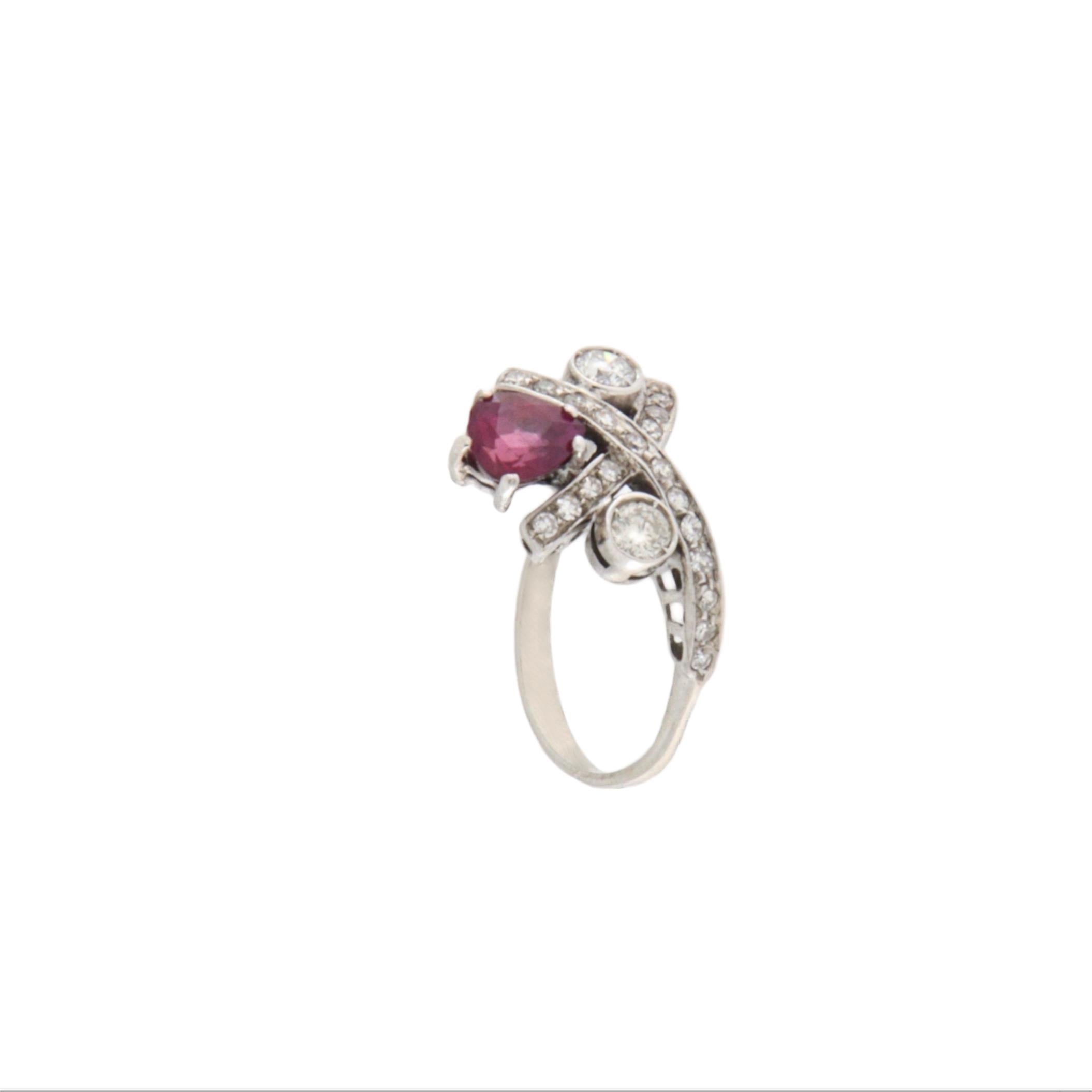Cocktailring aus 18 Karat Weißgold mit Diamanten und Rubin Damen im Angebot