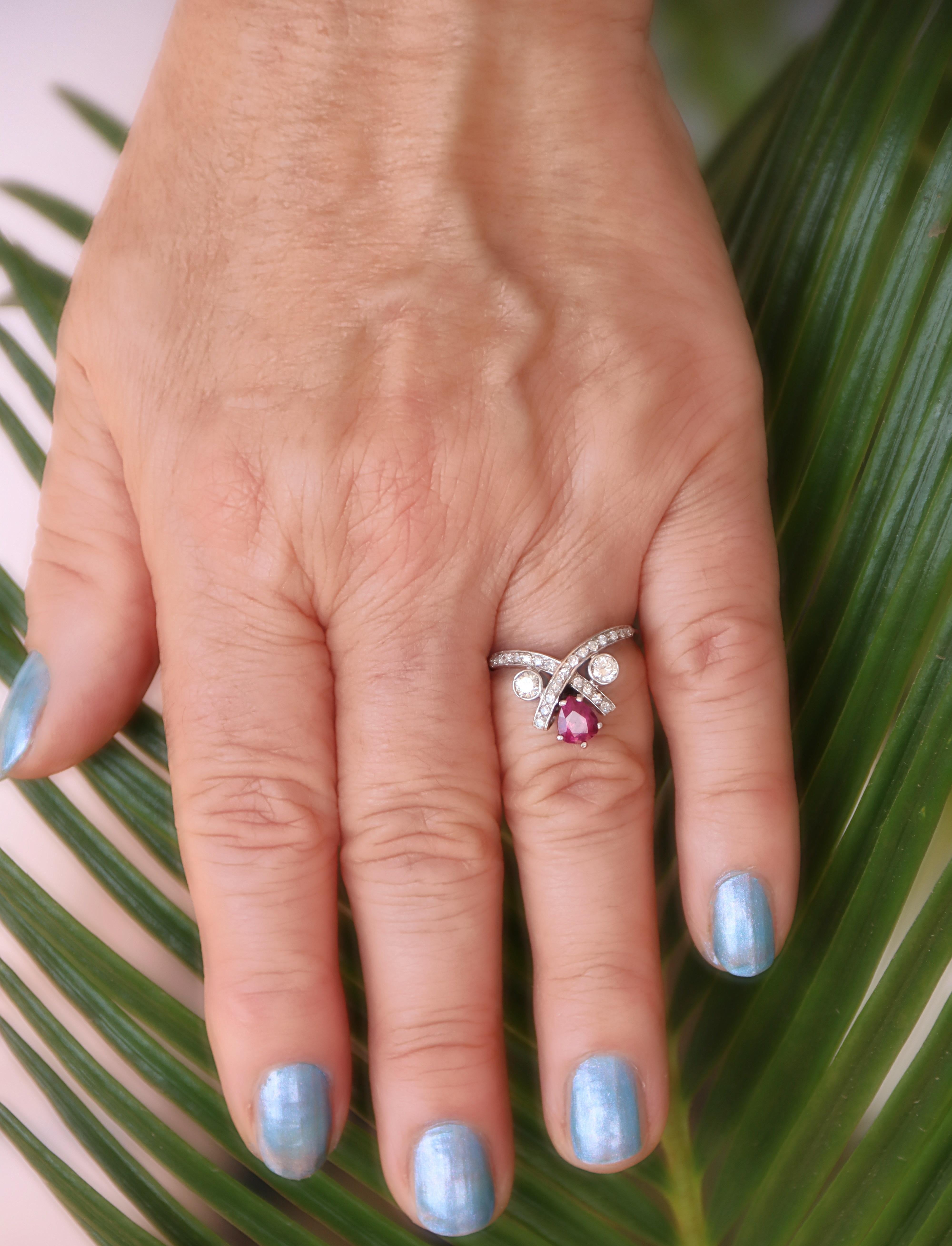 Bague cocktail en or blanc 18 carats avec diamants et rubis en vente 2