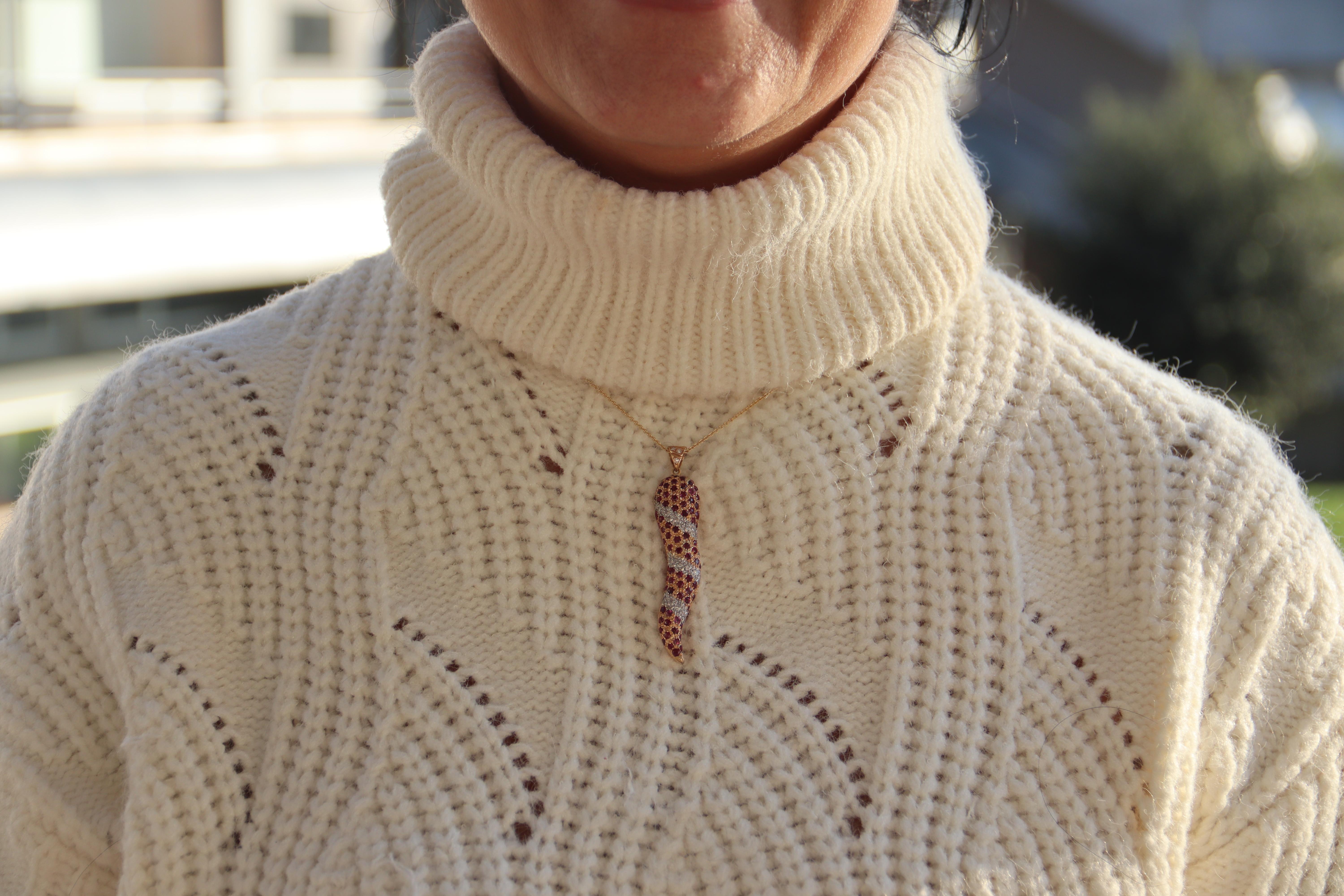 De las mujeres Collar Colgante Cuerno Oro Amarillo y Blanco 18 Kilates Diamantes Rubí en venta