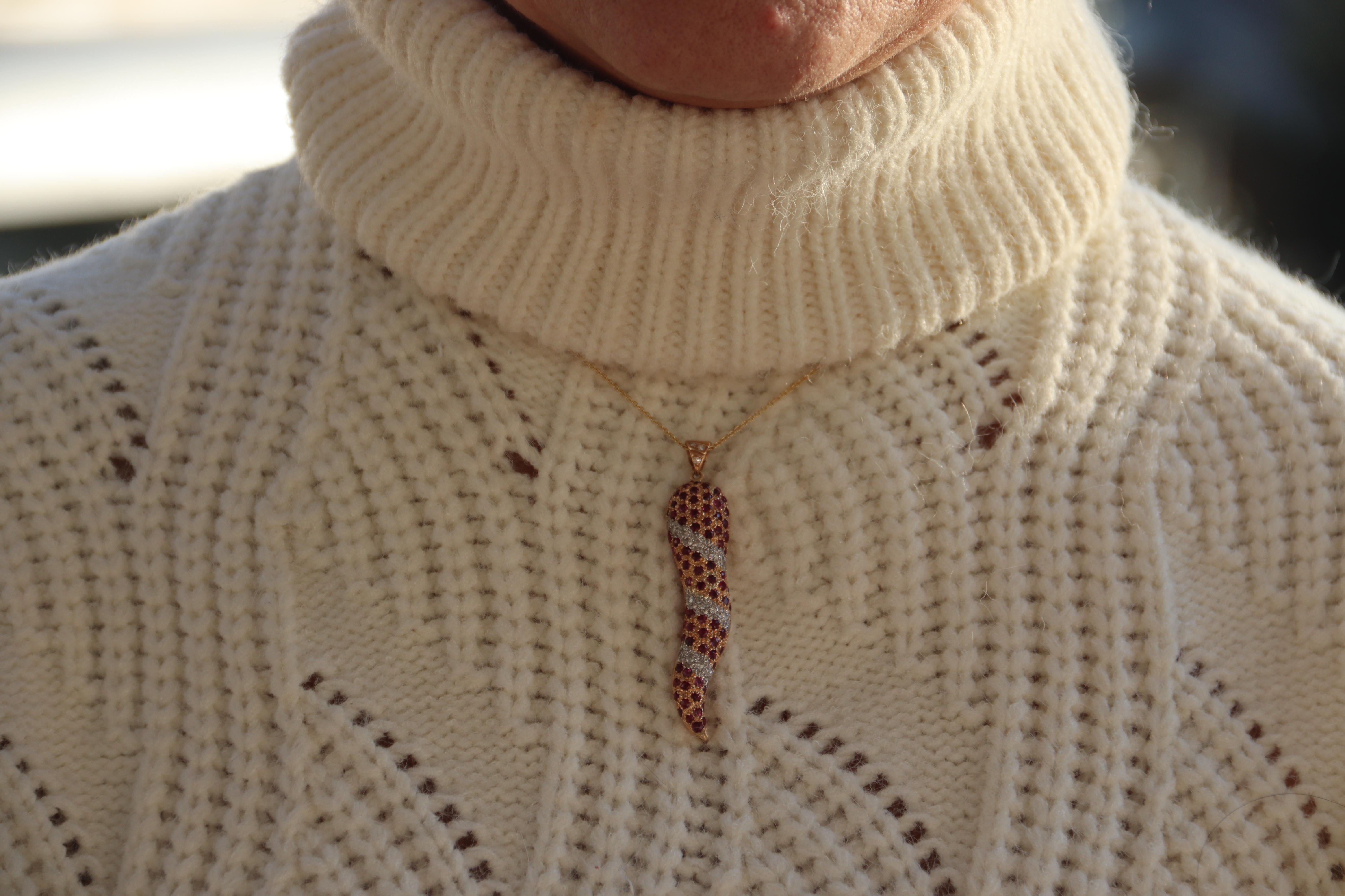 Collar Colgante Cuerno Oro Amarillo y Blanco 18 Kilates Diamantes Rubí en venta 1