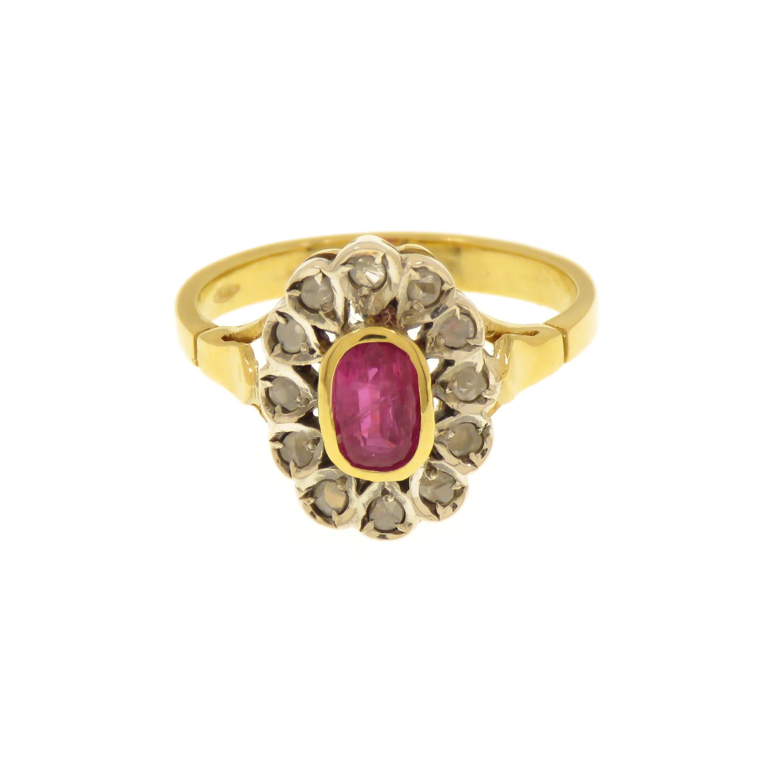 Diamantes Rubí 18 Quilates Oro Amarillo Plata Anillo Racimo Vintage Hecho a Mano Corte oval en venta