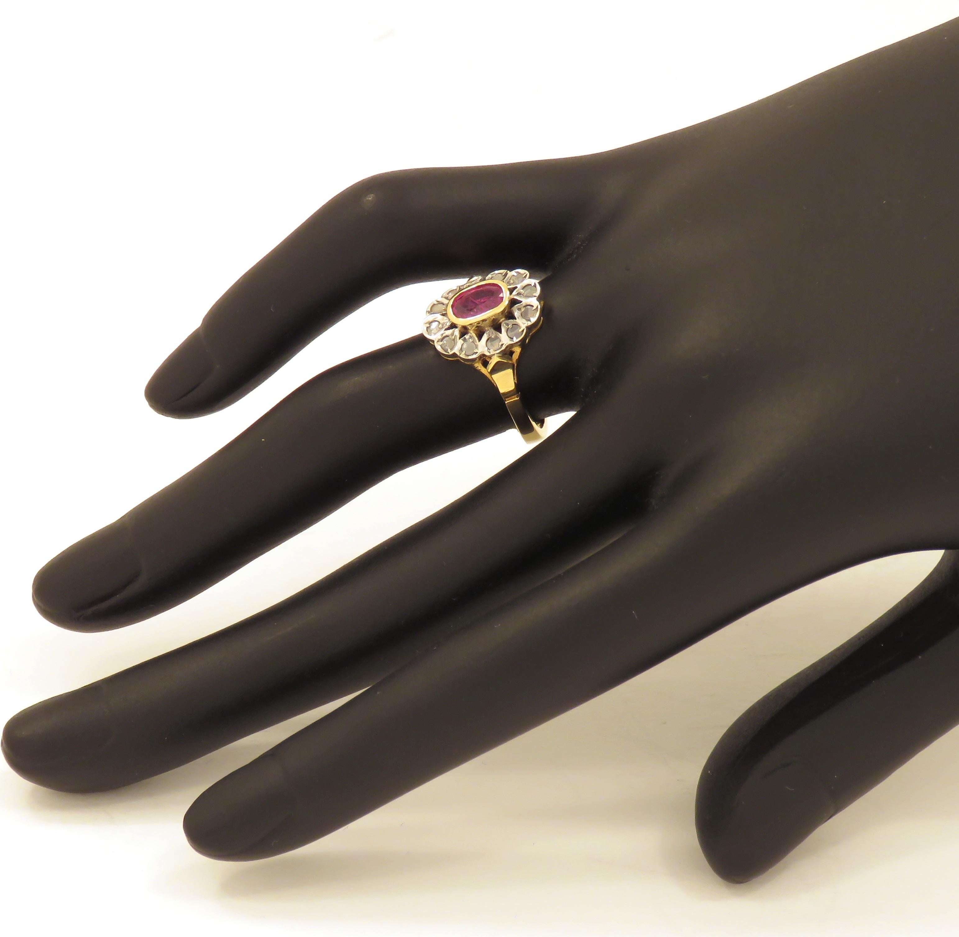 De las mujeres Diamantes Rubí 18 Quilates Oro Amarillo Plata Anillo Racimo Vintage Hecho a Mano en venta