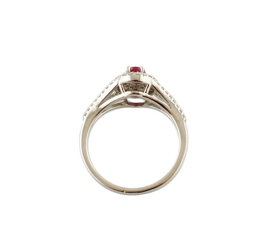 Diamonds, Ruby, 18 Karat White Gold Modern Ring In Good Condition For Sale In Marcianise, Marcianise (CE)