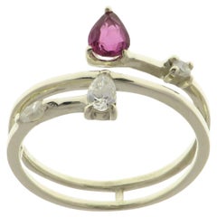 Anillo de oro blanco de 9 quilates con diamantes y rubíes Hecho a mano en Italia
