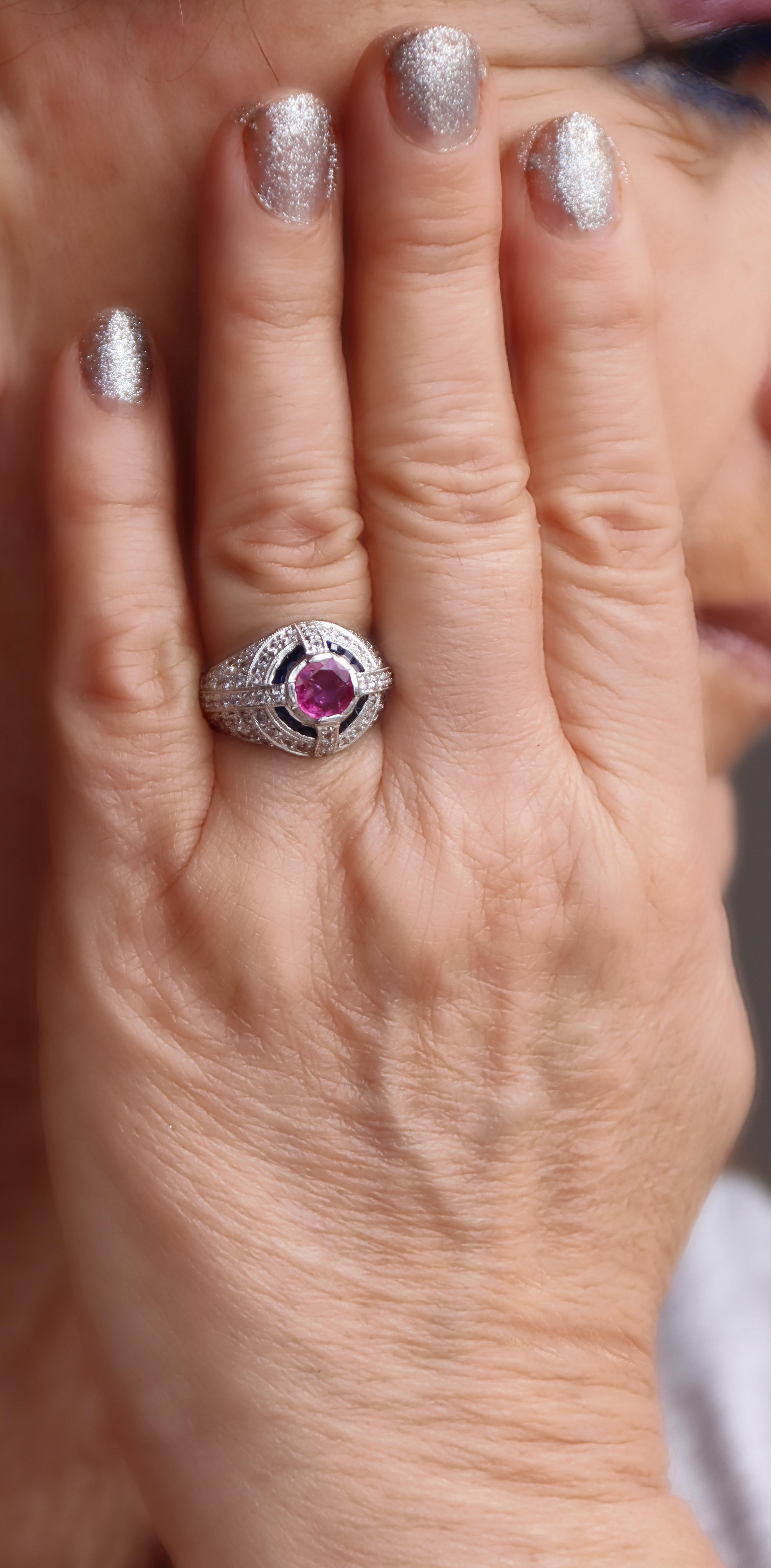 Bague cocktail en or blanc 18 carats avec diamants, rubis et saphirs en vente 4