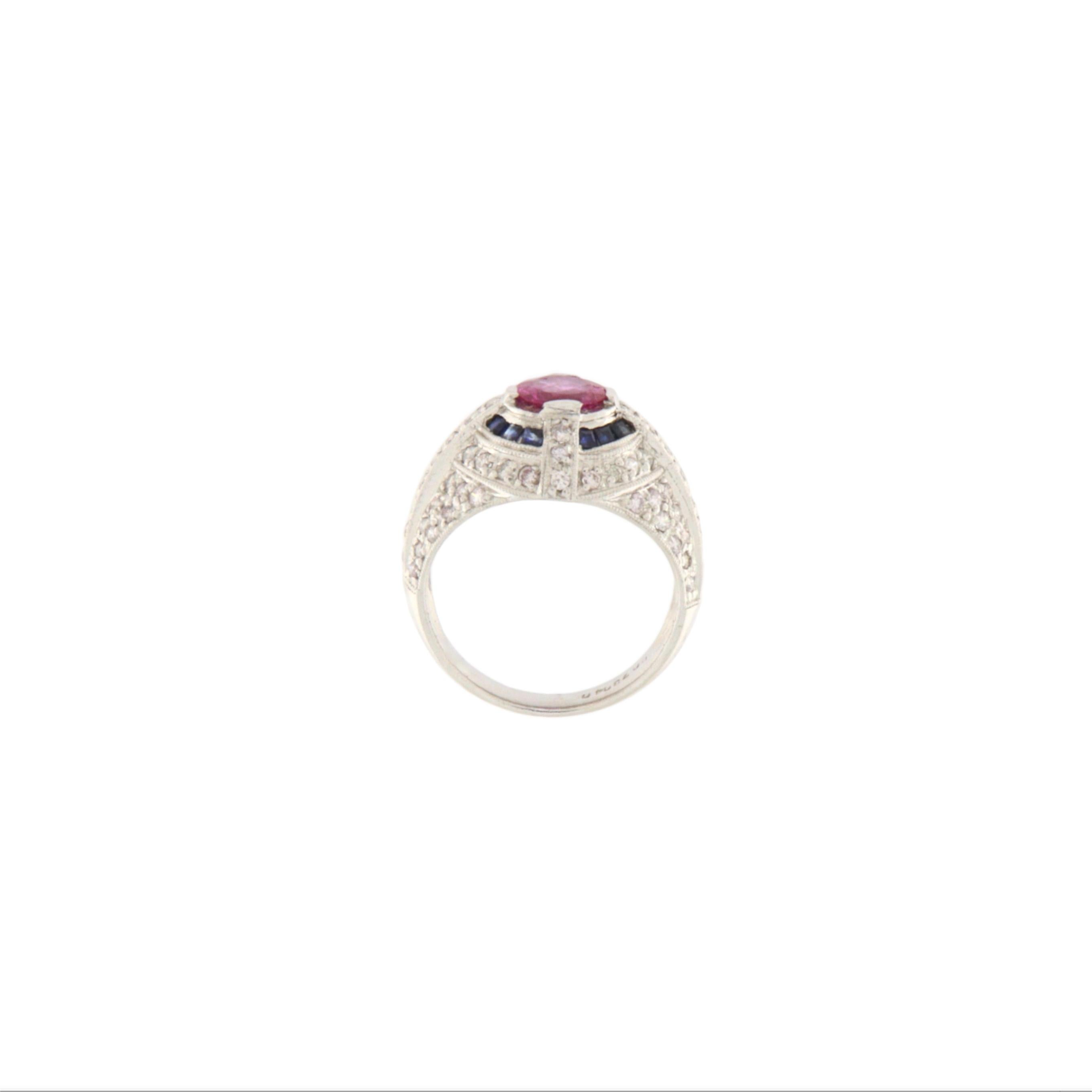 Cette bague exquise est une pièce de joaillerie intemporelle, fabriquée en or blanc 18 carats et conçue pour ceux qui apprécient l'élégance, le caractère et l'artisanat raffiné.

Au cœur de la bague se trouve un rubis naturel, prisé pour sa teinte