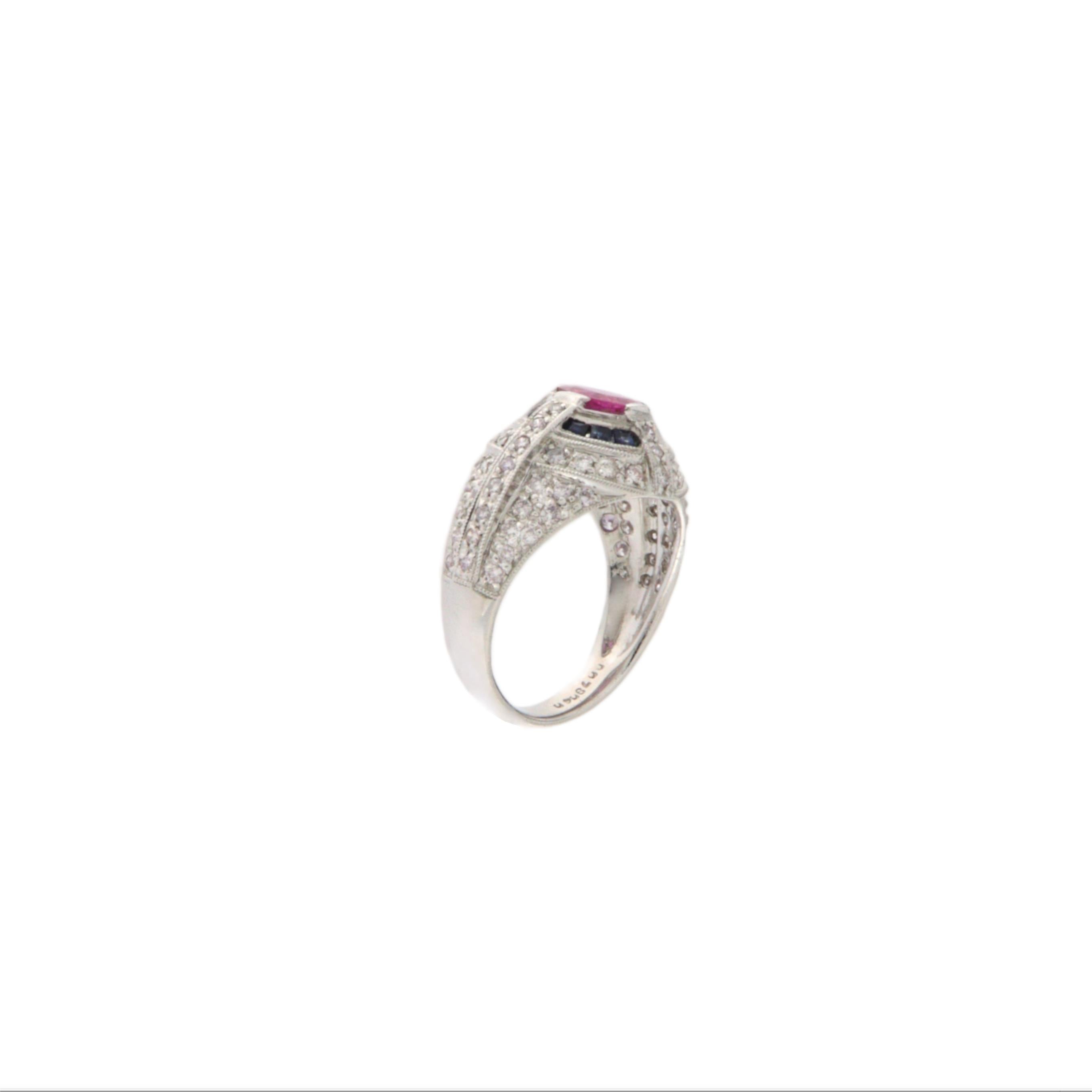 Taille brillant Bague cocktail en or blanc 18 carats avec diamants, rubis et saphirs en vente