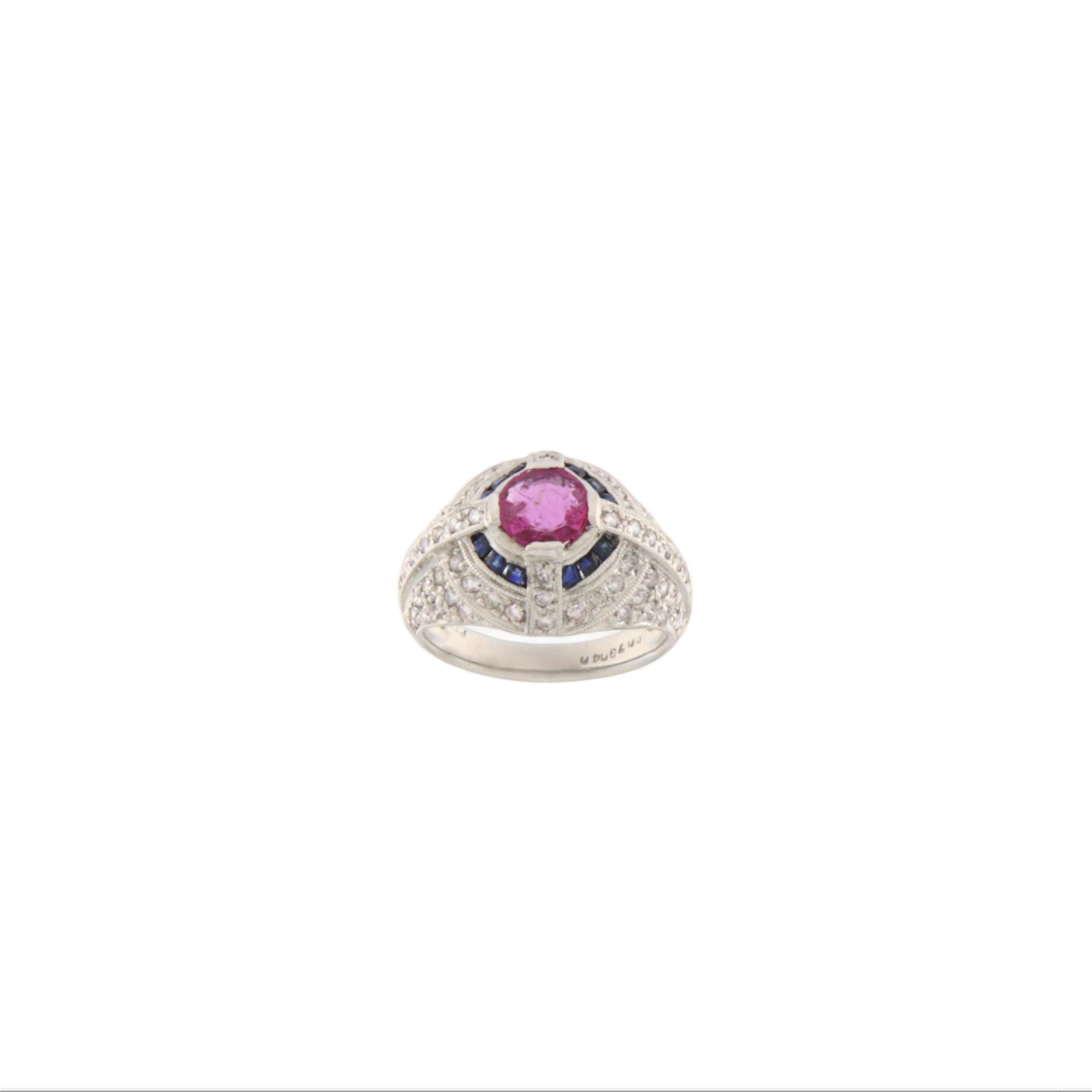 Bague cocktail en or blanc 18 carats avec diamants, rubis et saphirs Pour femmes en vente