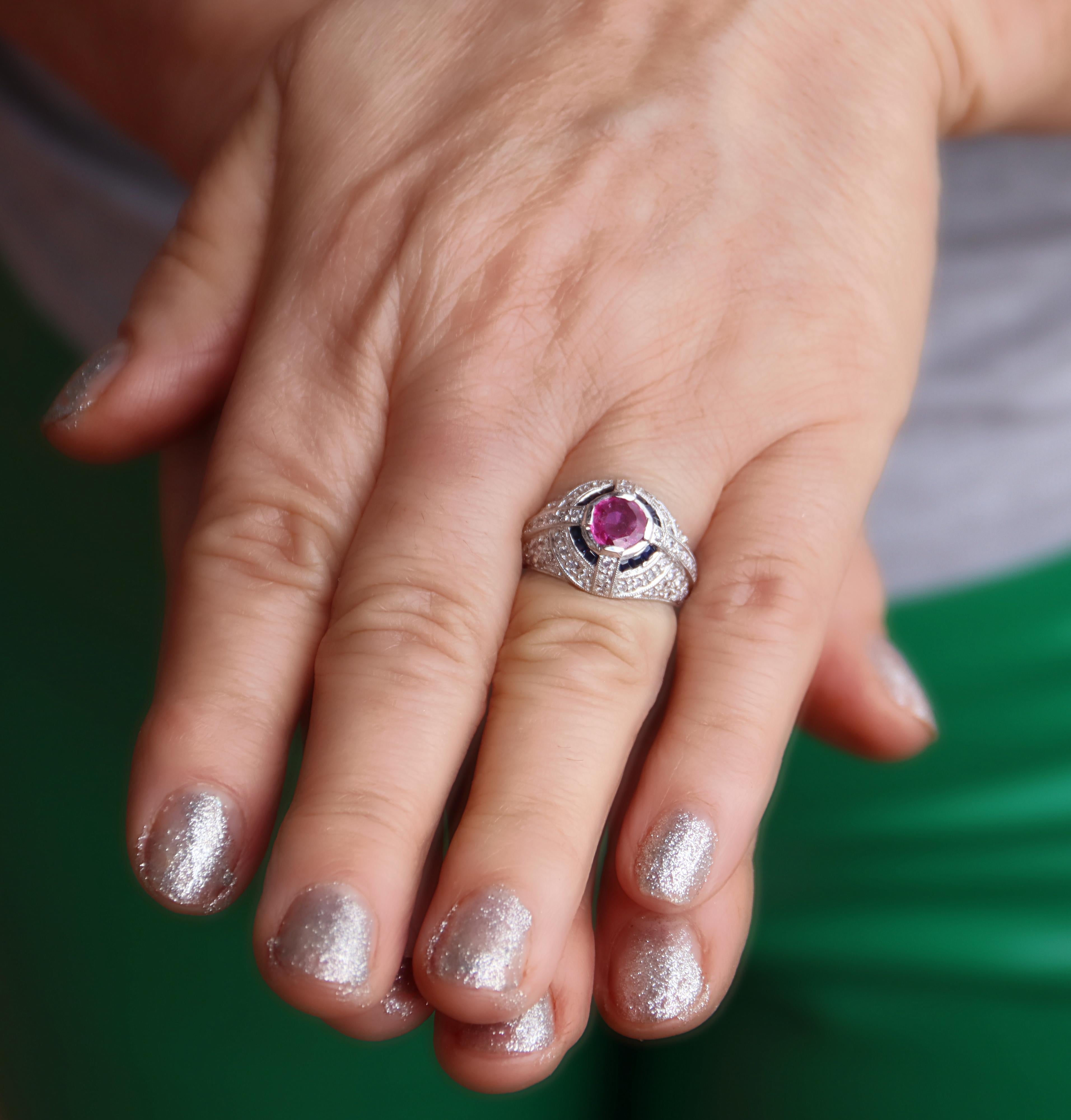 Bague cocktail en or blanc 18 carats avec diamants, rubis et saphirs en vente 1