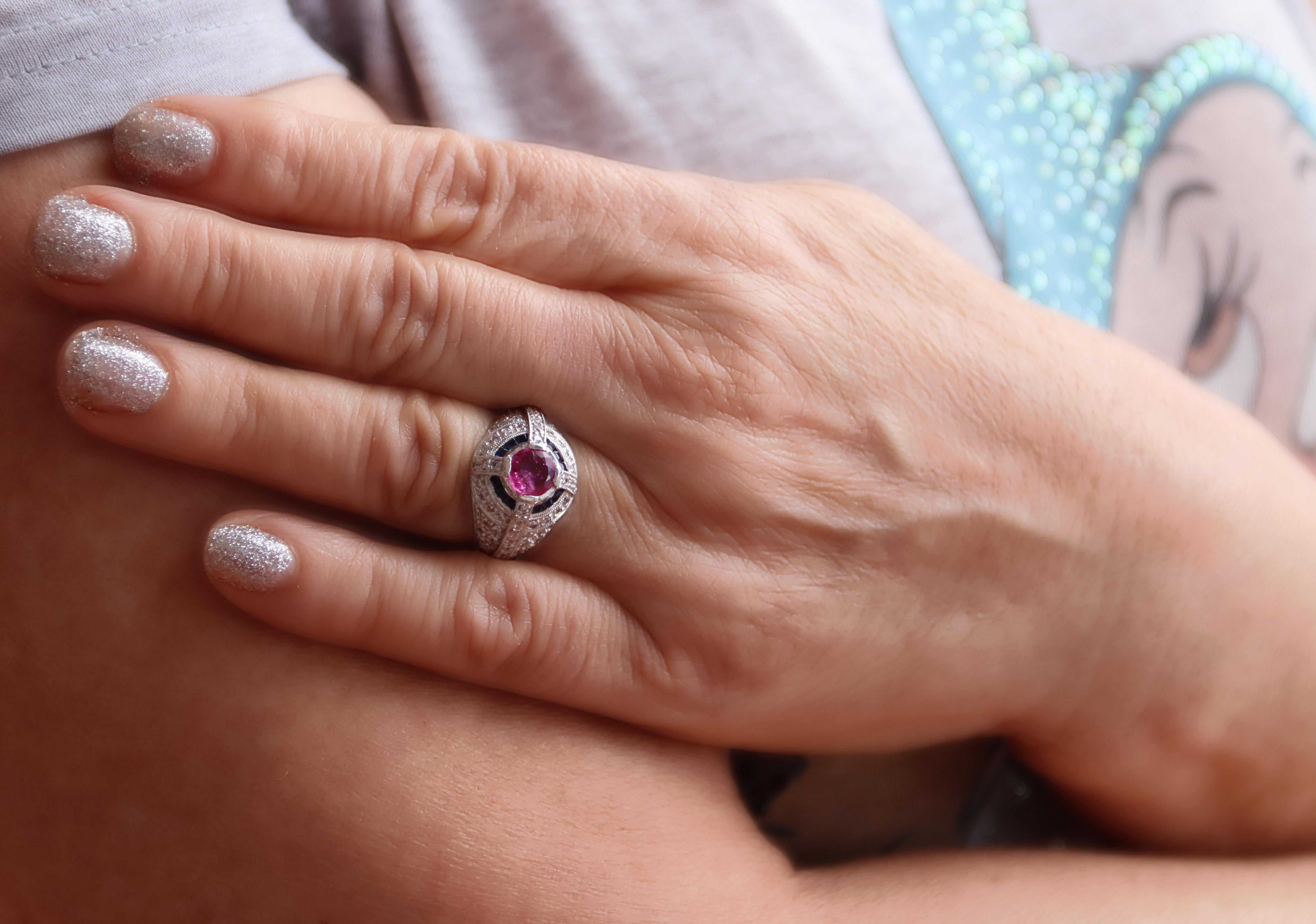 Bague cocktail en or blanc 18 carats avec diamants, rubis et saphirs en vente 2