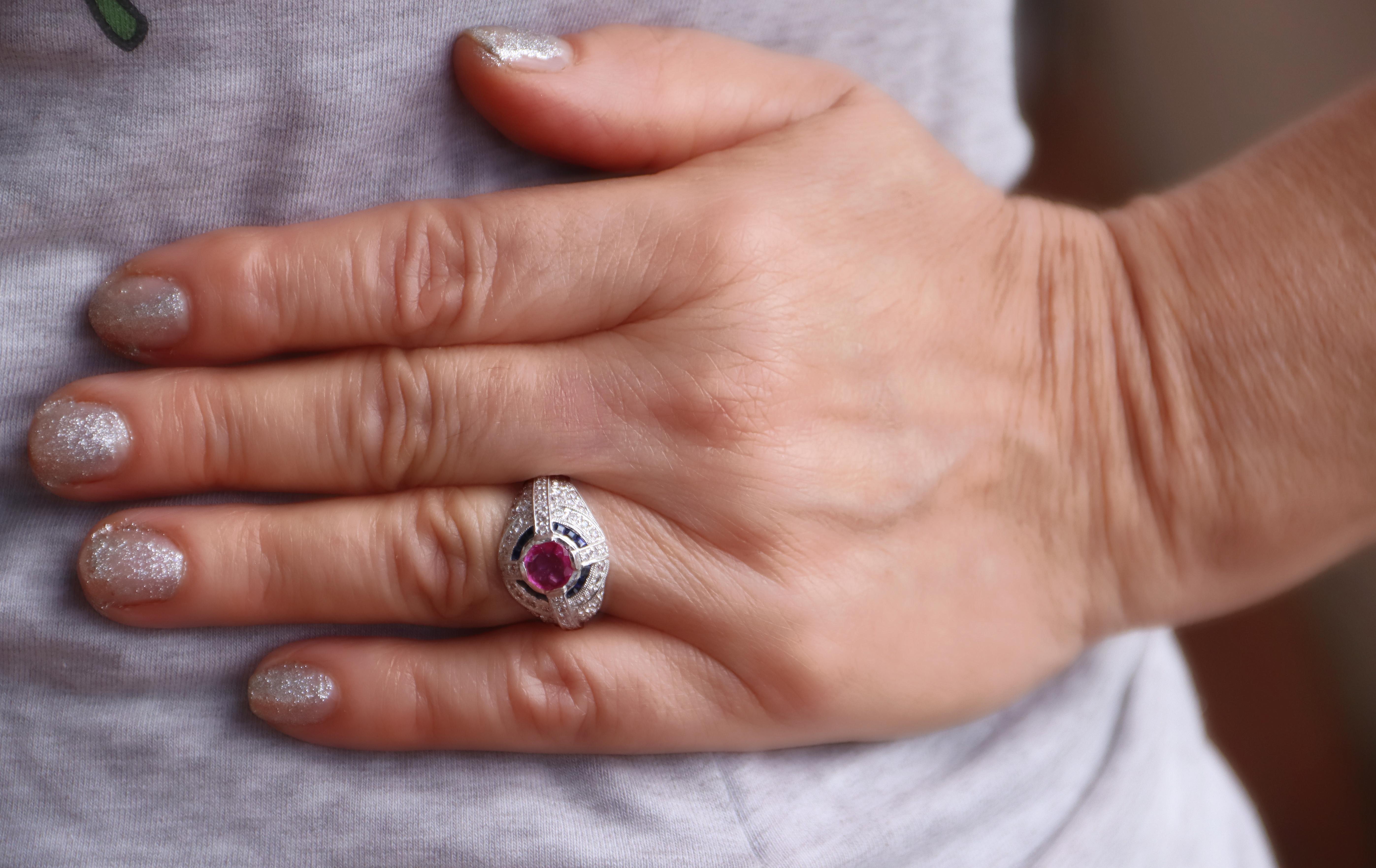 Bague cocktail en or blanc 18 carats avec diamants, rubis et saphirs en vente 3