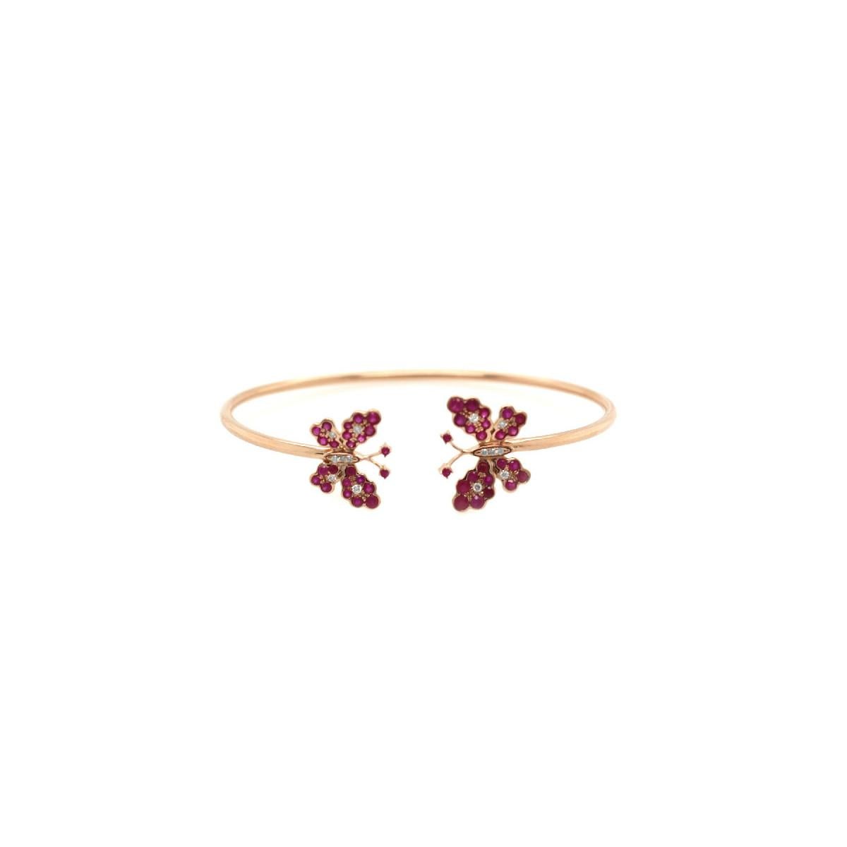 Schmetterlingsarmband mit Diamanten, Rubinen und 18 Karat Roségold
Butterfly Collection... tragbare botanische Stücke für den Alltag 
Irama Pradera ist eine dynamische und aufgeschlossene Designerin aus Spanien, die immer auf der Suche nach den