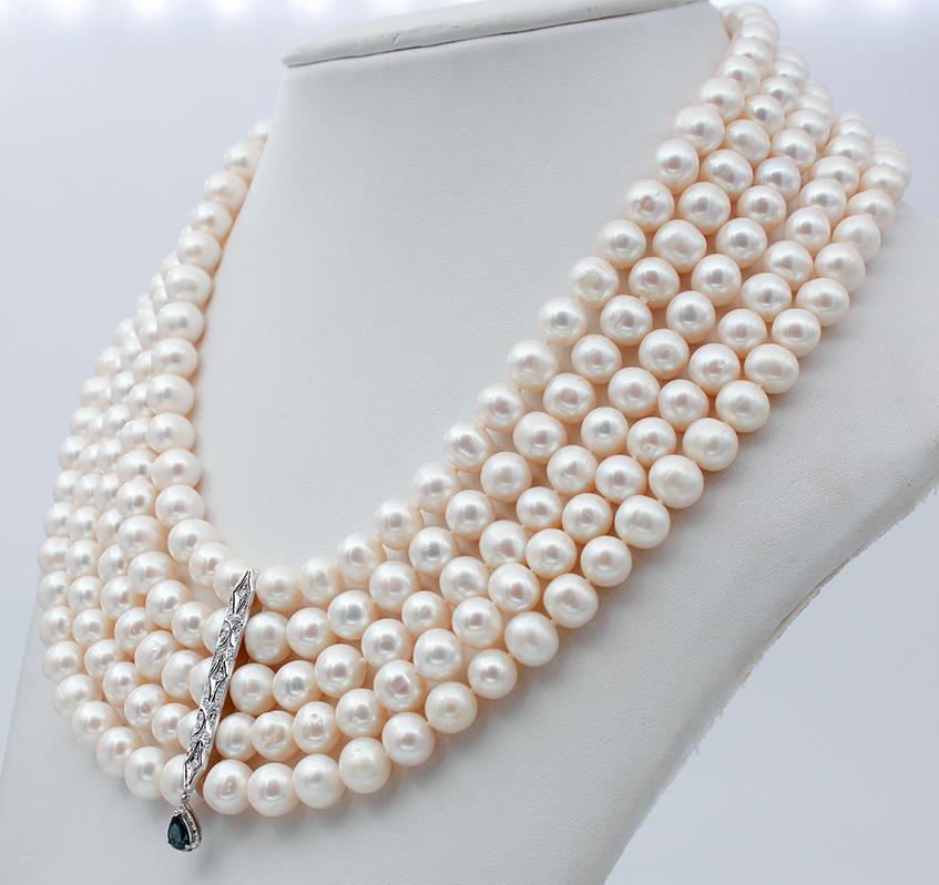 Elegant necklace mounted with five rows of pearls, divided by a platinum structure in the central part mounted with diamonds and a drop sapphire as pendant. As closure, a platinum clasp.
This necklace was totally handmade by Italian master