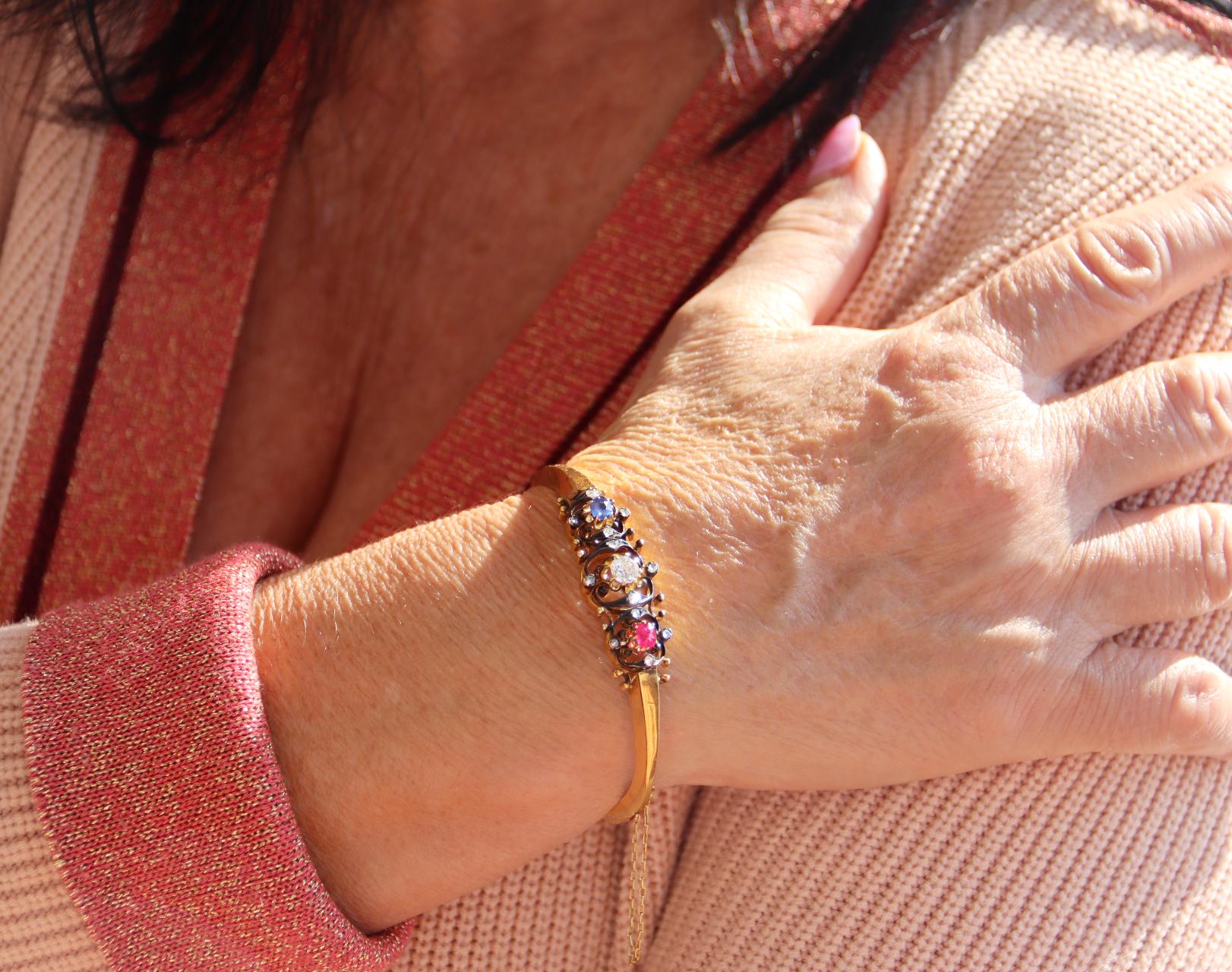 Bracelets jonc en or jaune 14 carats avec diamants, saphirs et rubis en vente 2