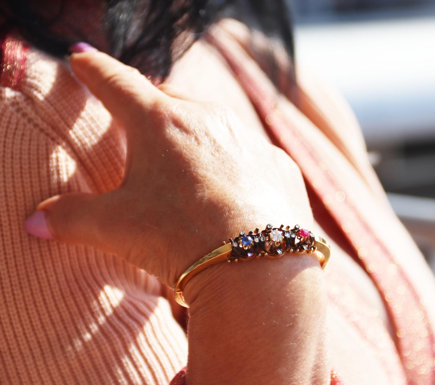Bracelets jonc en or jaune 14 carats avec diamants, saphirs et rubis en vente 3