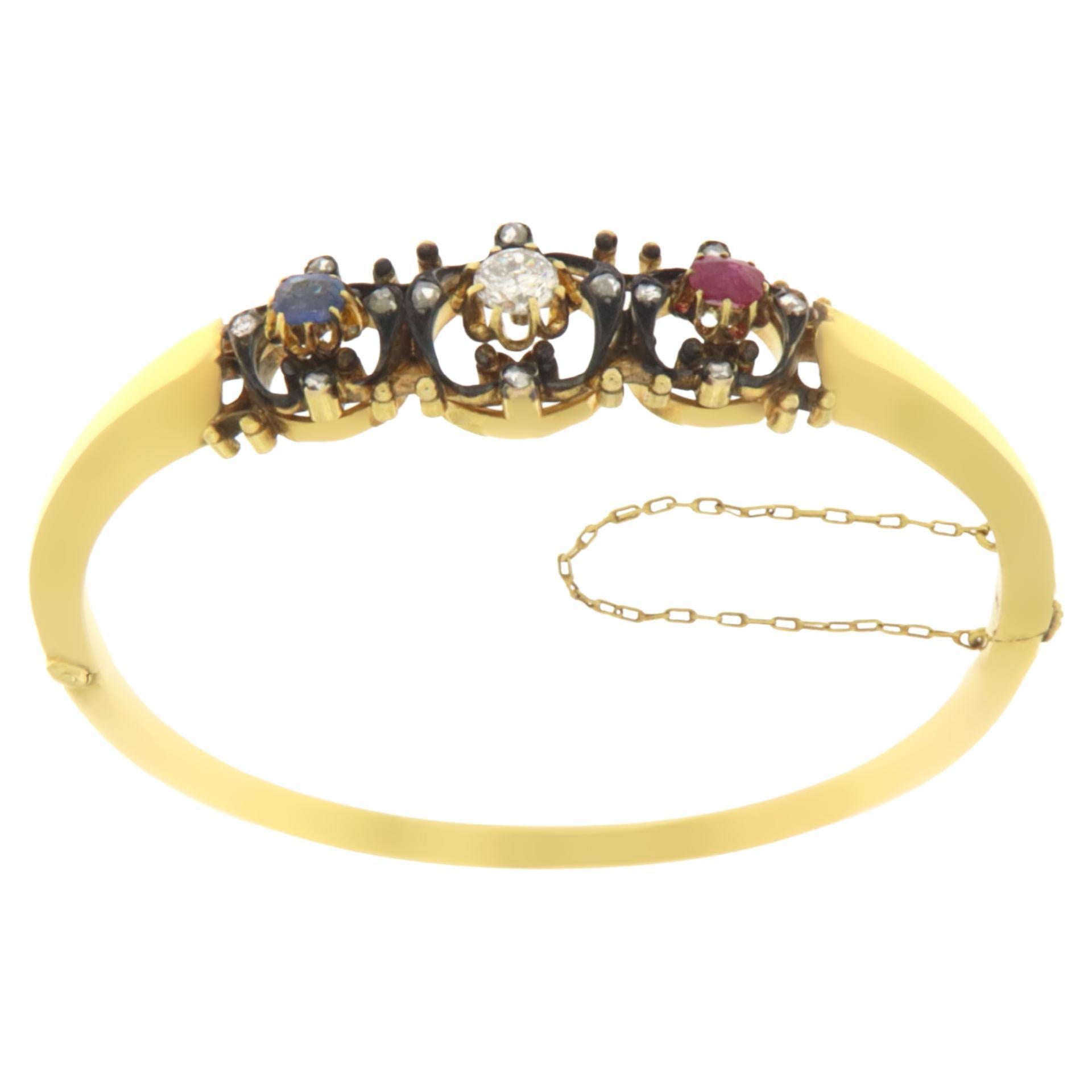 Bracelets jonc en or jaune 14 carats avec diamants, saphirs et rubis en vente