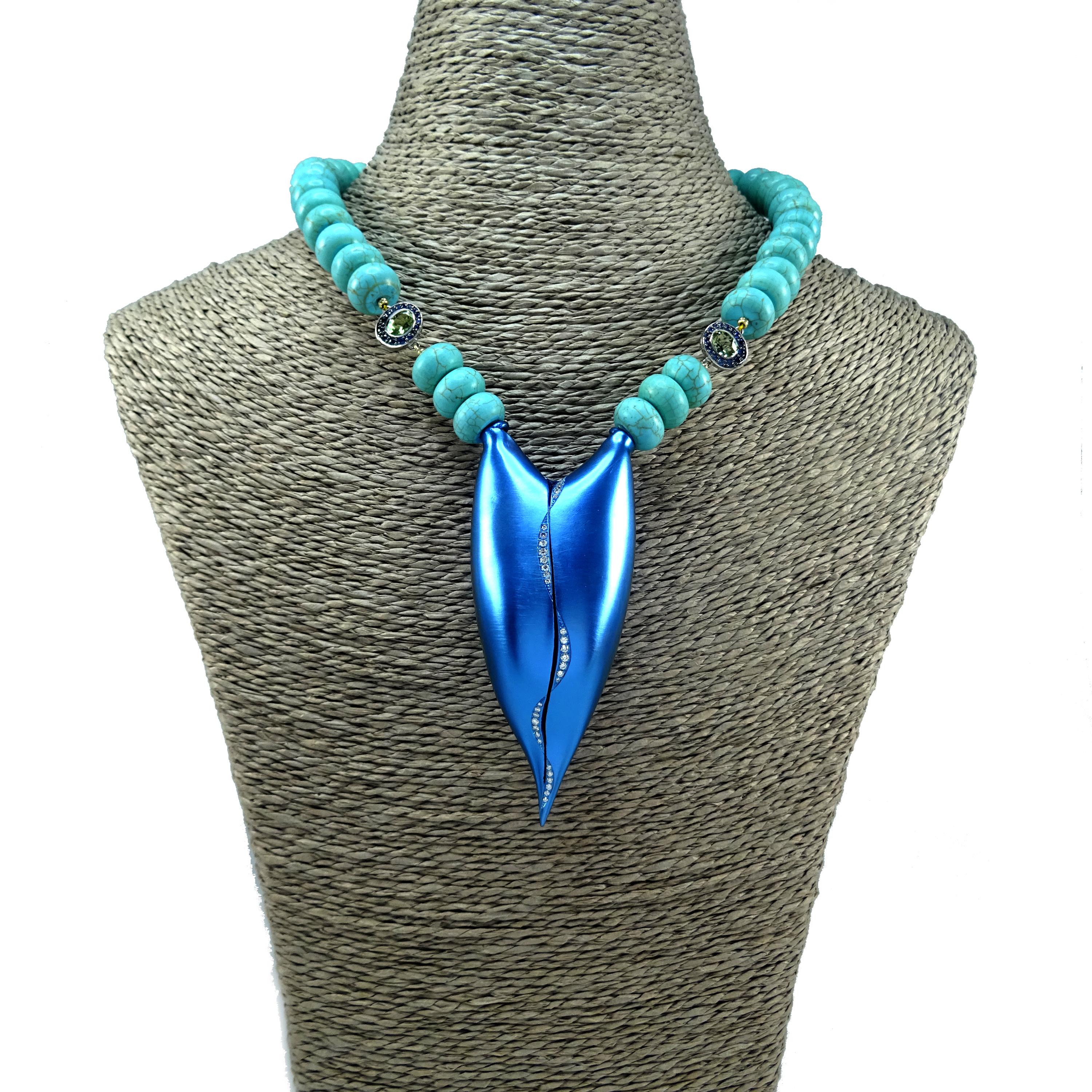 Diamanten, Saphir, Turmalin, grüner Türkis, 18k Gold, blauer Titan, Halskette (Brillantschliff) im Angebot