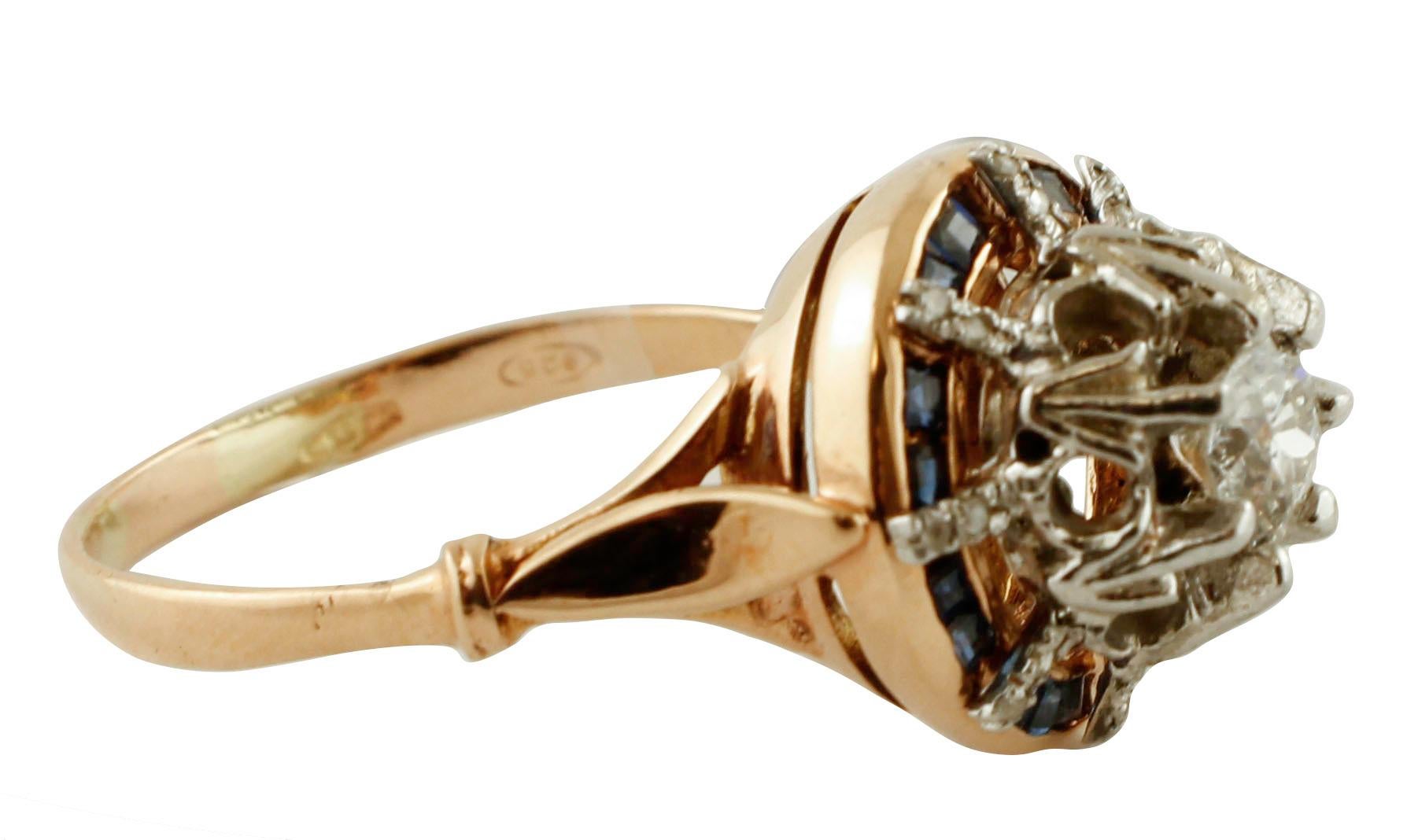 Eleganter Retrò-Ring aus 14-karätigem Roségold und Silber, mit einem zentralen Diamanten, umgeben von kleinen Diamanten und quadratischen Saphiren  Krone.
Dieser Ring wird von italienischen Goldschmiedemeistern vollständig von Hand