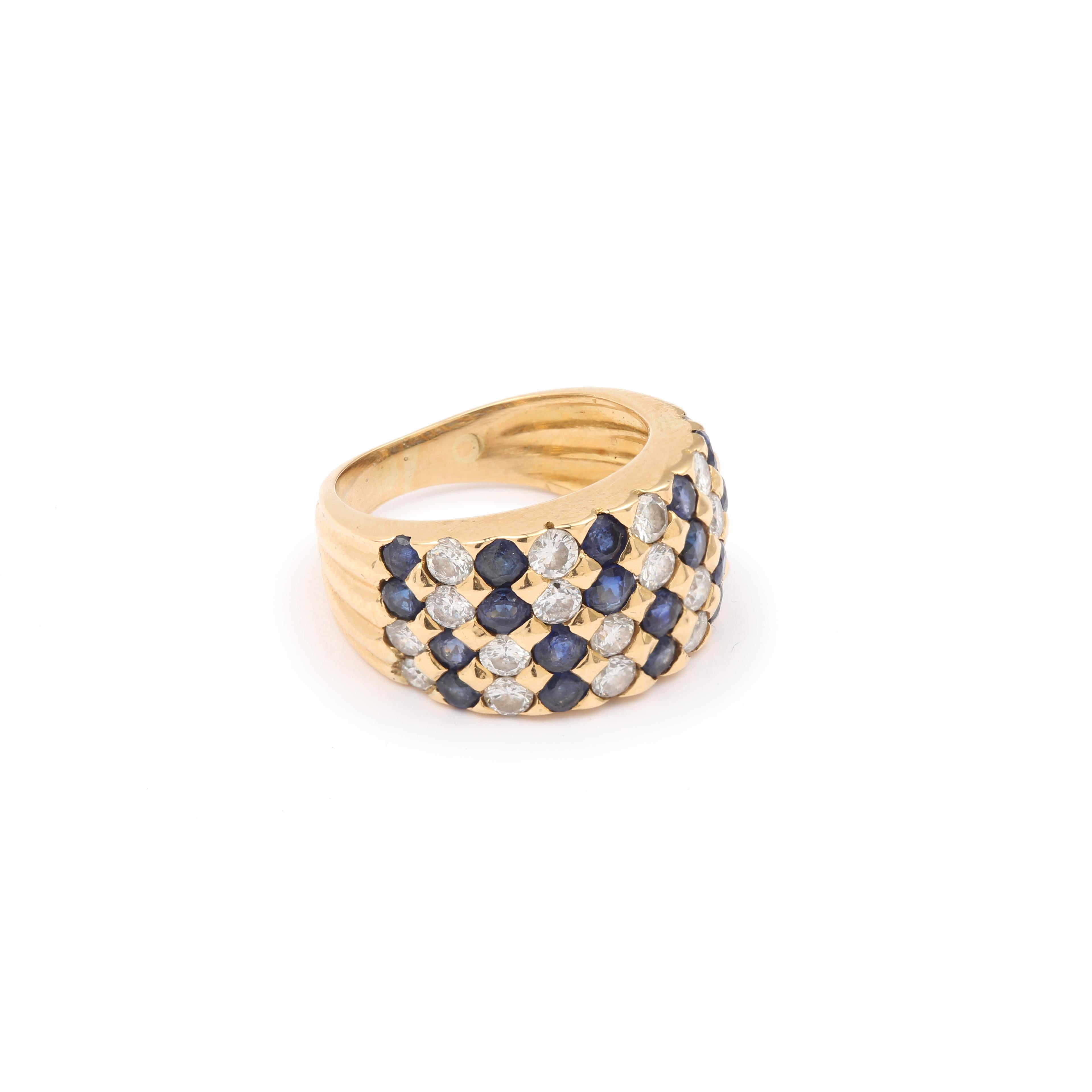 Yellow gold ring with gadroons featuring a checkerboard pattern of alternating brilliant diamonds and cushion sapphires.

Total estimated weight of diamonds : 0.80 carats

Total estimated weight of sapphires : 0.90 carats

Dimensions: 10.90 x 21.10