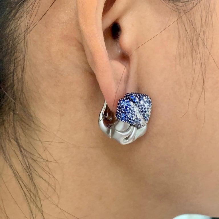 Ohrringe aus 18 Karat Weißgold mit Diamanten und Saphiren im Angebot 6