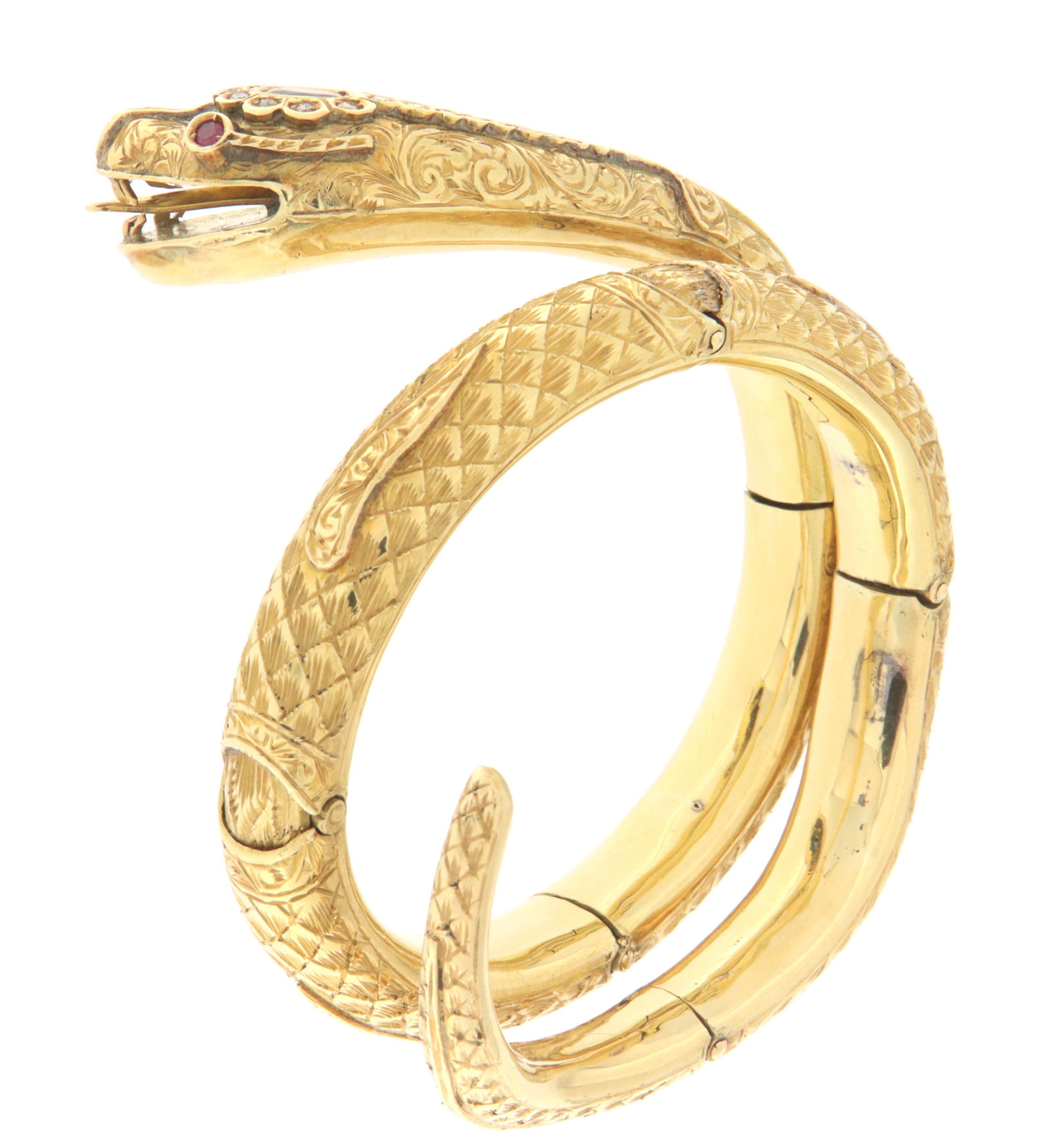 Beautiful 18 karat yellow gold snake bracelet mounted with natural diamonds,sapphire on the head and rubies in the eyes note that the bracelet can be adapted to any wrist size as shown in the video.
Snake-shaped jewels always have a particular charm
