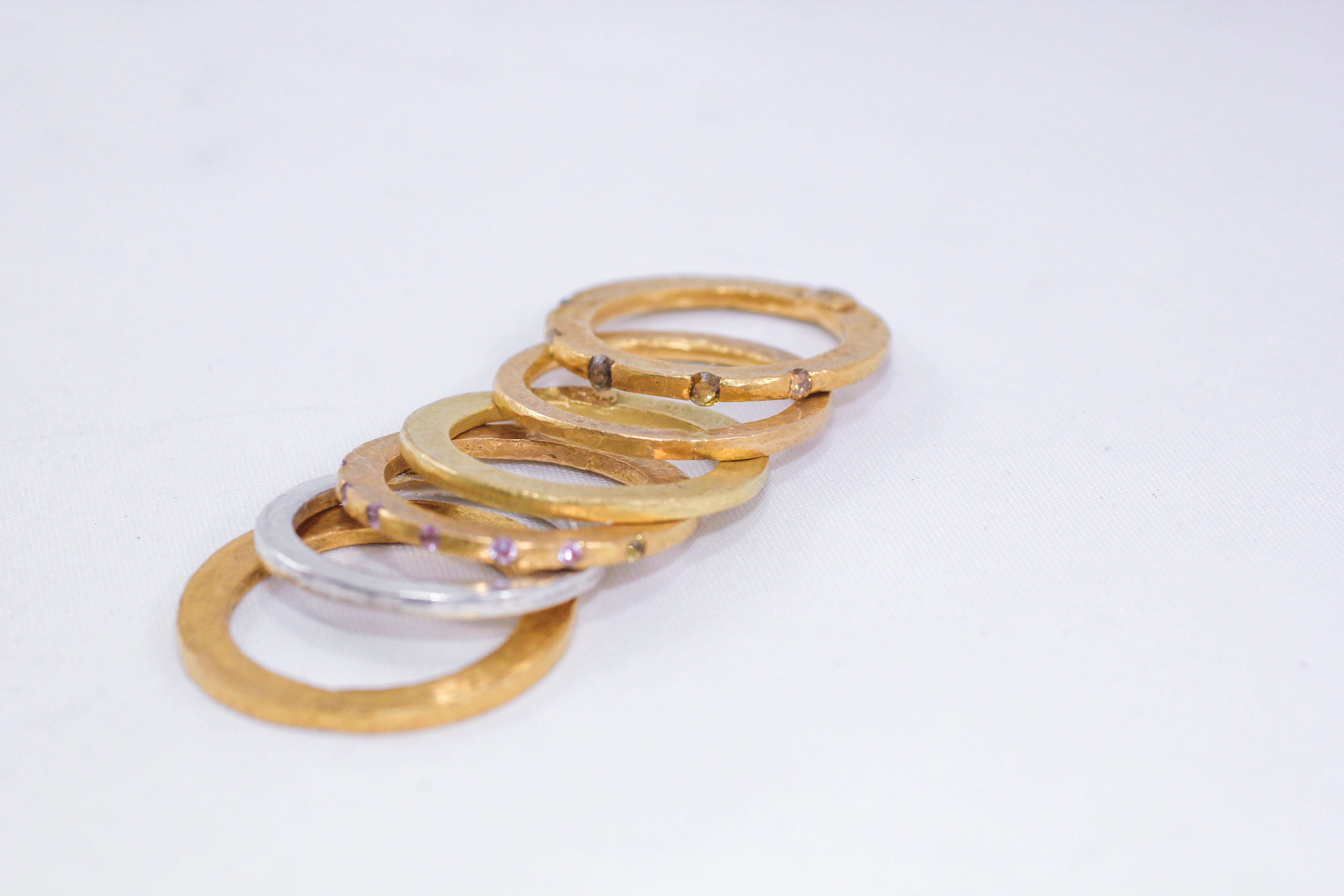 Benutzerdefinierter Eintrag. Mode oder Verlobung Stapel von sechs Ringen. Ringe aus 22K und 18K Gold, besetzt mit farbigen Diamanten und rosa Saphiren, werden mit Ringen aus Sterlingsilber kombiniert. seine oder ihre Gabe perfektionieren. Einfaches