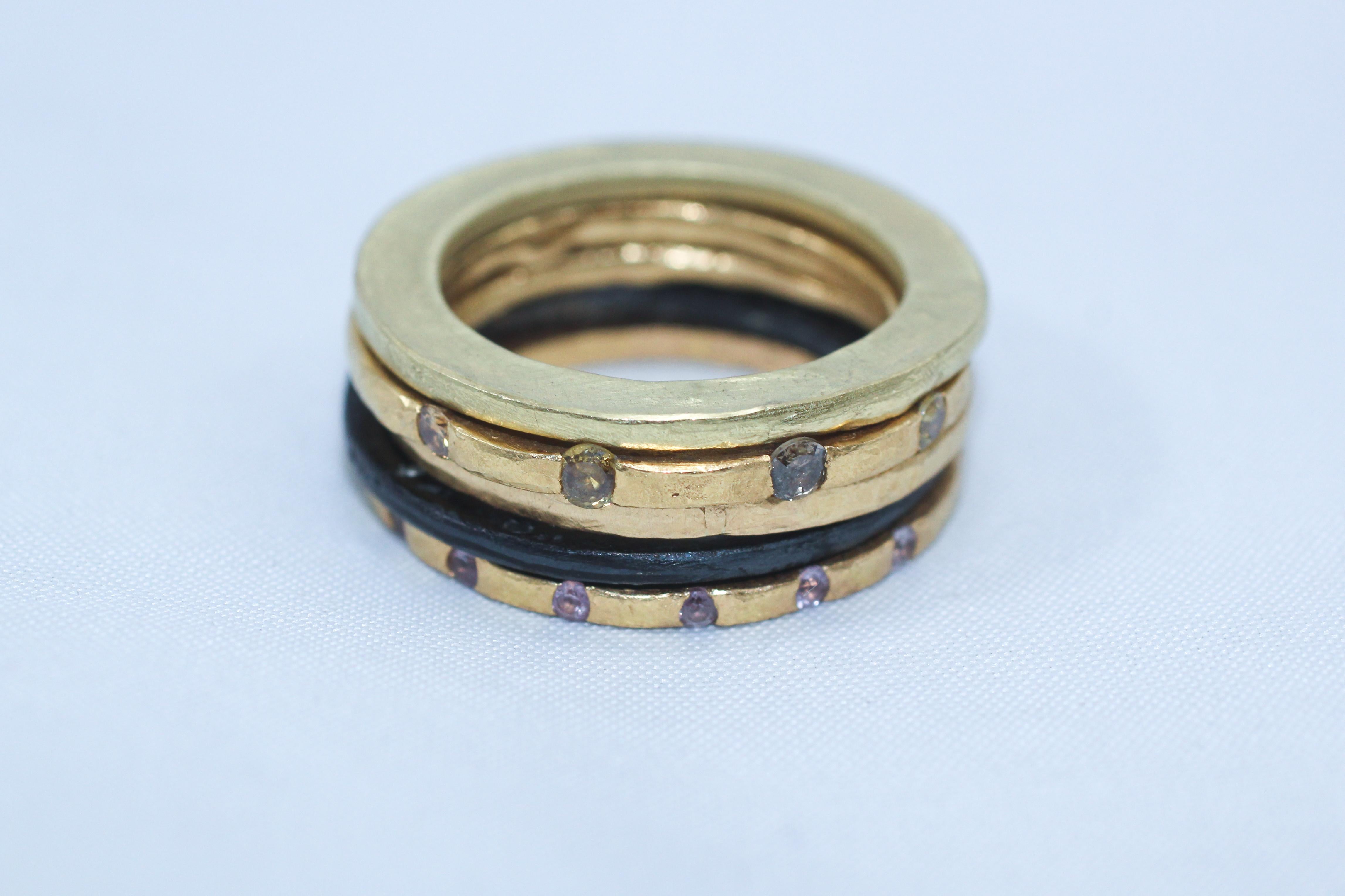 Eine Alternative für Braut-, Hochzeits- oder Verlobungsringe. Farbdiamanten und rosafarbene Saphire sind in 22-karätigem Recyclinggold gefasst und mit Ringen aus 18-karätigem Recyclinggold und Sterlingsilber kombiniert. Einfachheit Stack #5