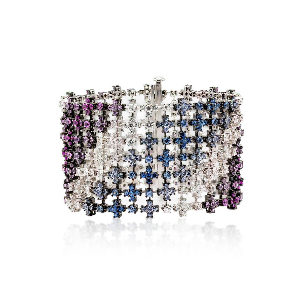   Diamanti,  Zaffiri e bracciale in oro bianco 18 carati
MATERIALI
Peso degli orecchini:  90,77 grammi
◘ 199 Diamanti  6,50 ct. 
482 Zaffiri 13,99 ct


Pradera Irama è una designer spagnola dinamica ed estroversa che ricerca sempre le gemme migliori
