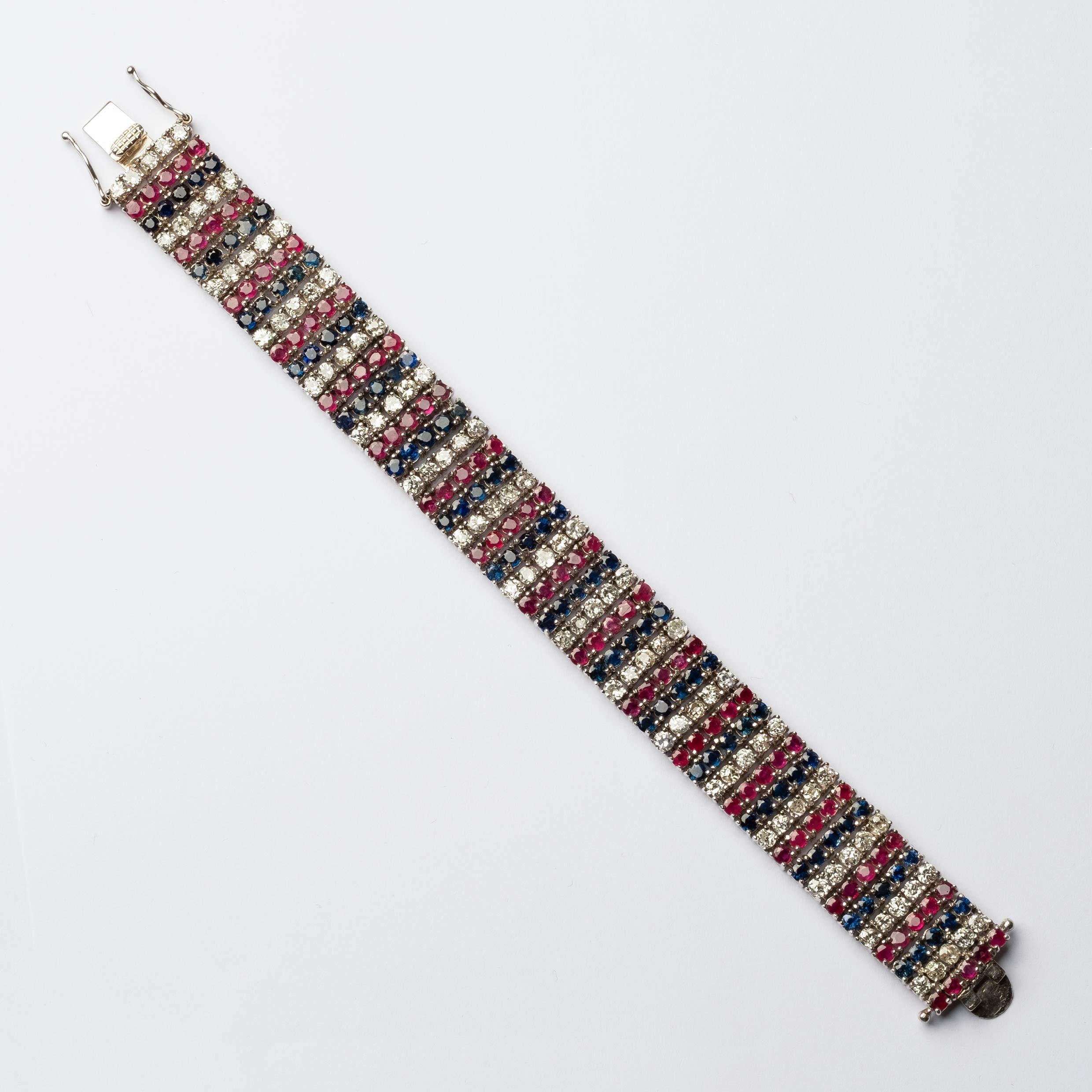 Questo bracciale è un vero spettacolo! È incastonato in argento rodiato con diamanti taglio vecchio, rubini naturali e zaffiri naturali.
Per un totale di circa 15ct di pietre preziose.

Punti salienti
- Diamanti taglio vecchio per un totale di 6ct