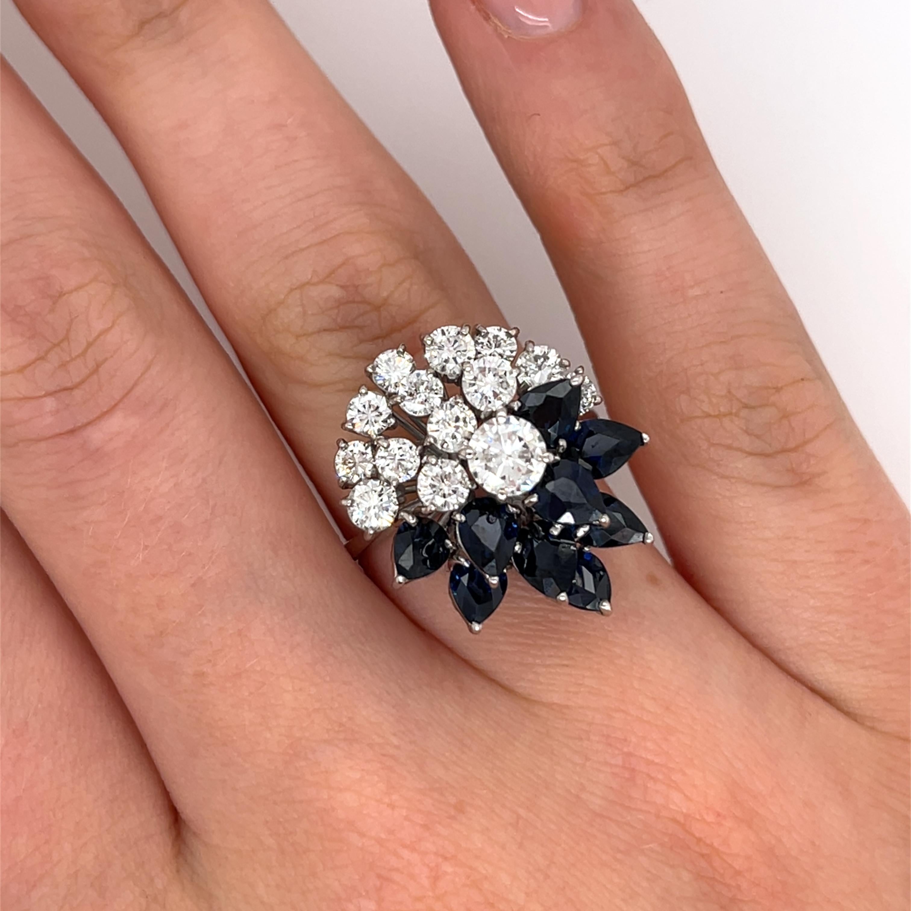 Cluster-Ring mit Diamanten und Saphiren, gefasst in 18 Karat Weißgold (Marquiseschliff) im Angebot