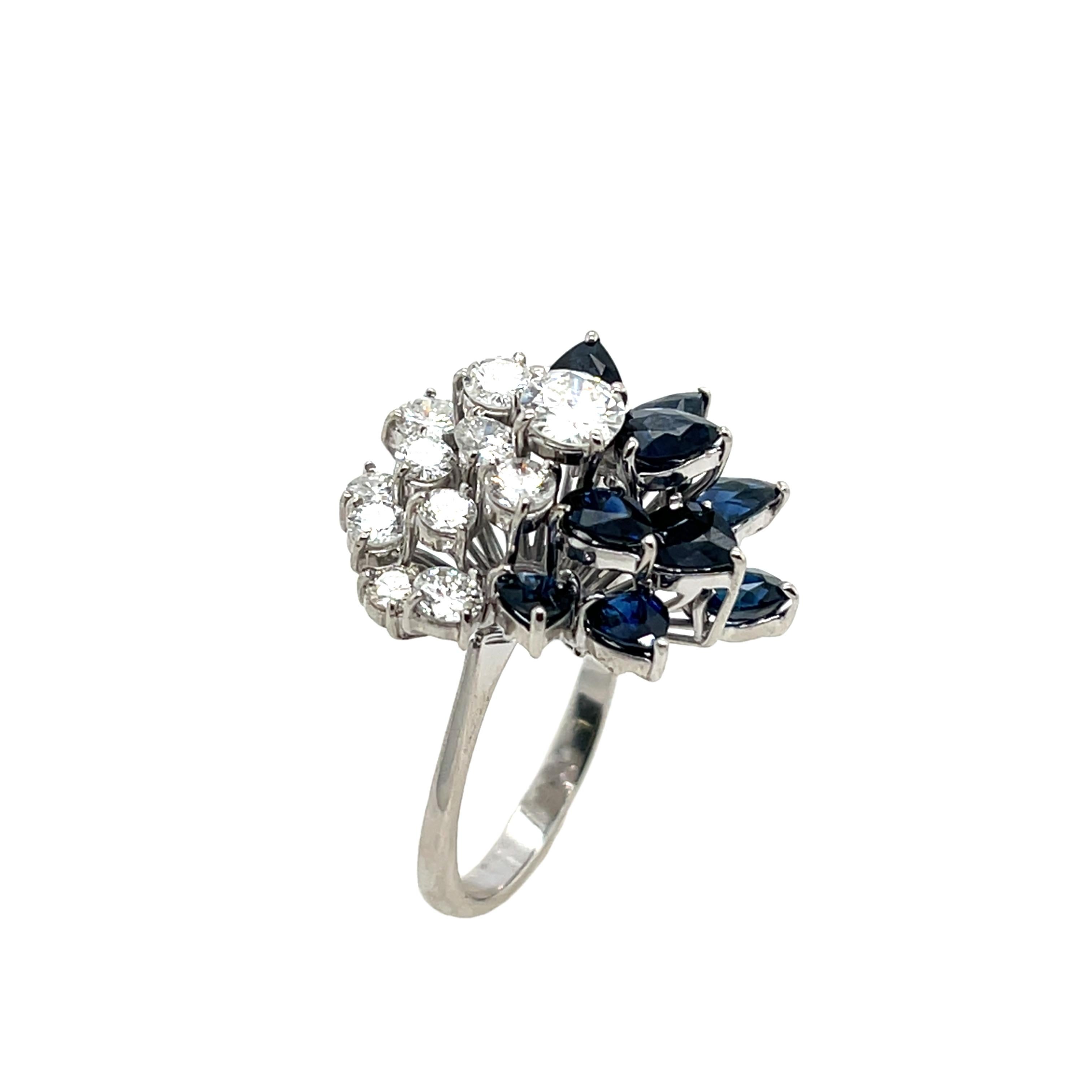 Cluster-Ring mit Diamanten und Saphiren, gefasst in 18 Karat Weißgold im Zustand „Hervorragend“ im Angebot in London, GB