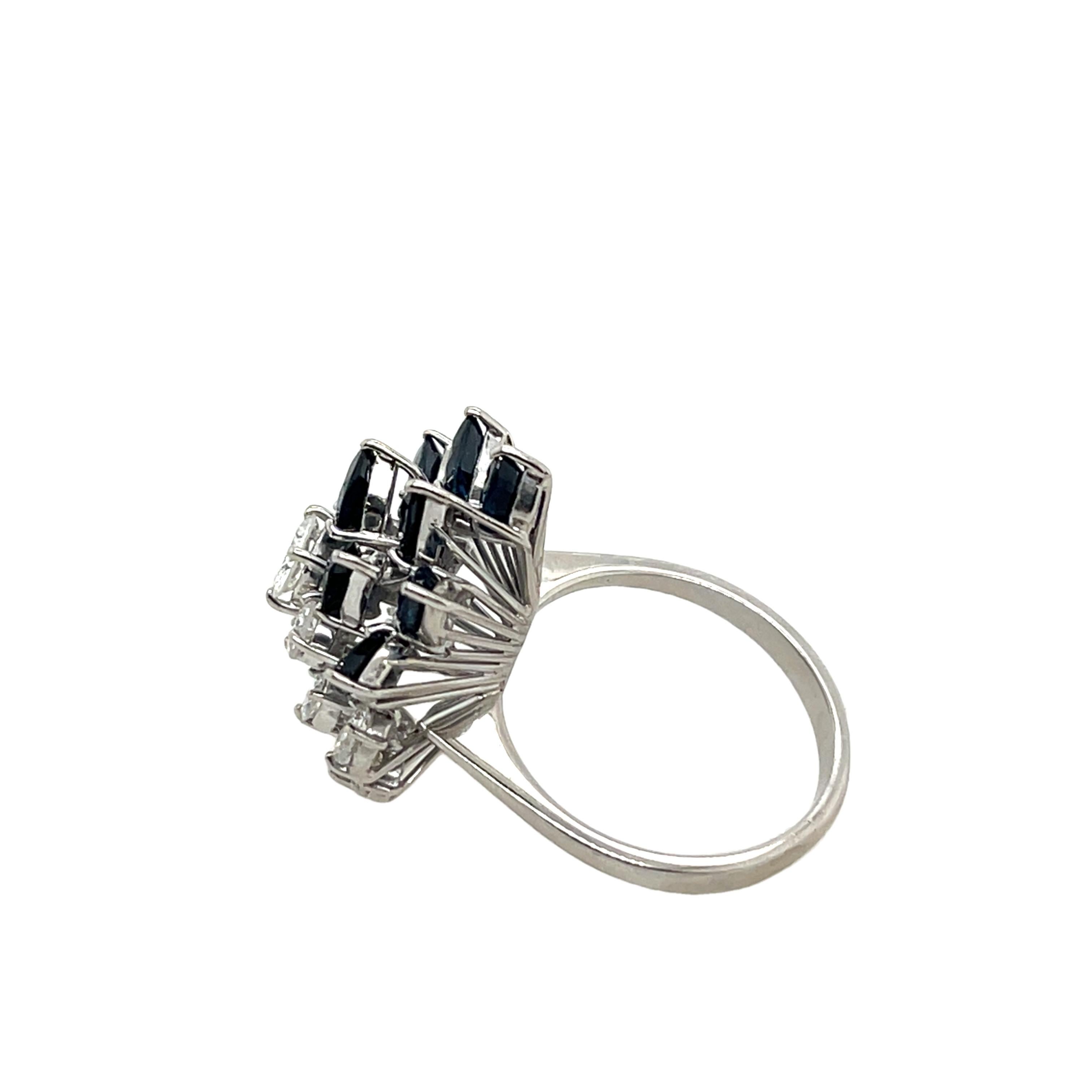 Cluster-Ring mit Diamanten und Saphiren, gefasst in 18 Karat Weißgold für Damen oder Herren im Angebot
