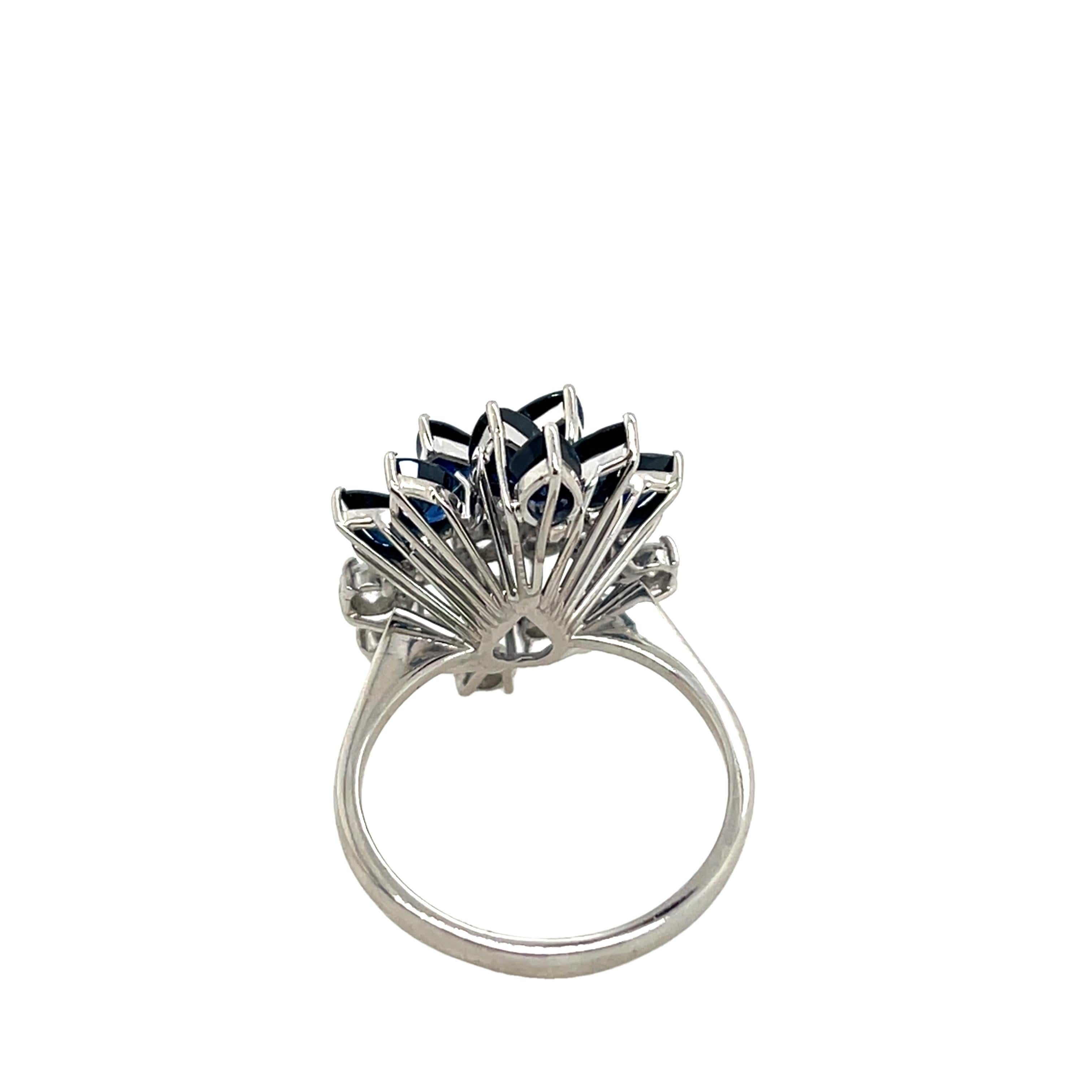 Cluster-Ring mit Diamanten und Saphiren, gefasst in 18 Karat Weißgold im Angebot 1