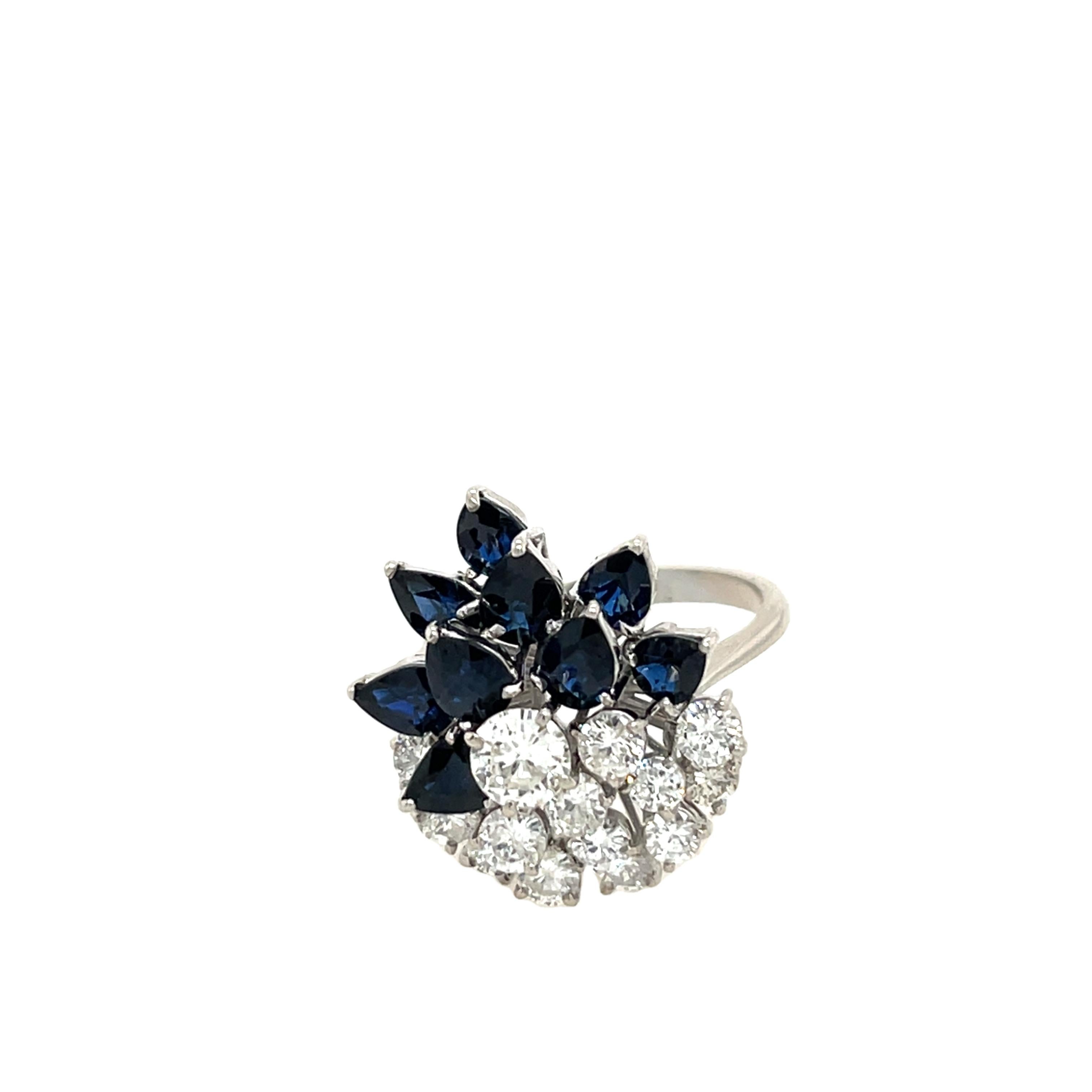Cluster-Ring mit Diamanten und Saphiren, gefasst in 18 Karat Weißgold im Angebot 3