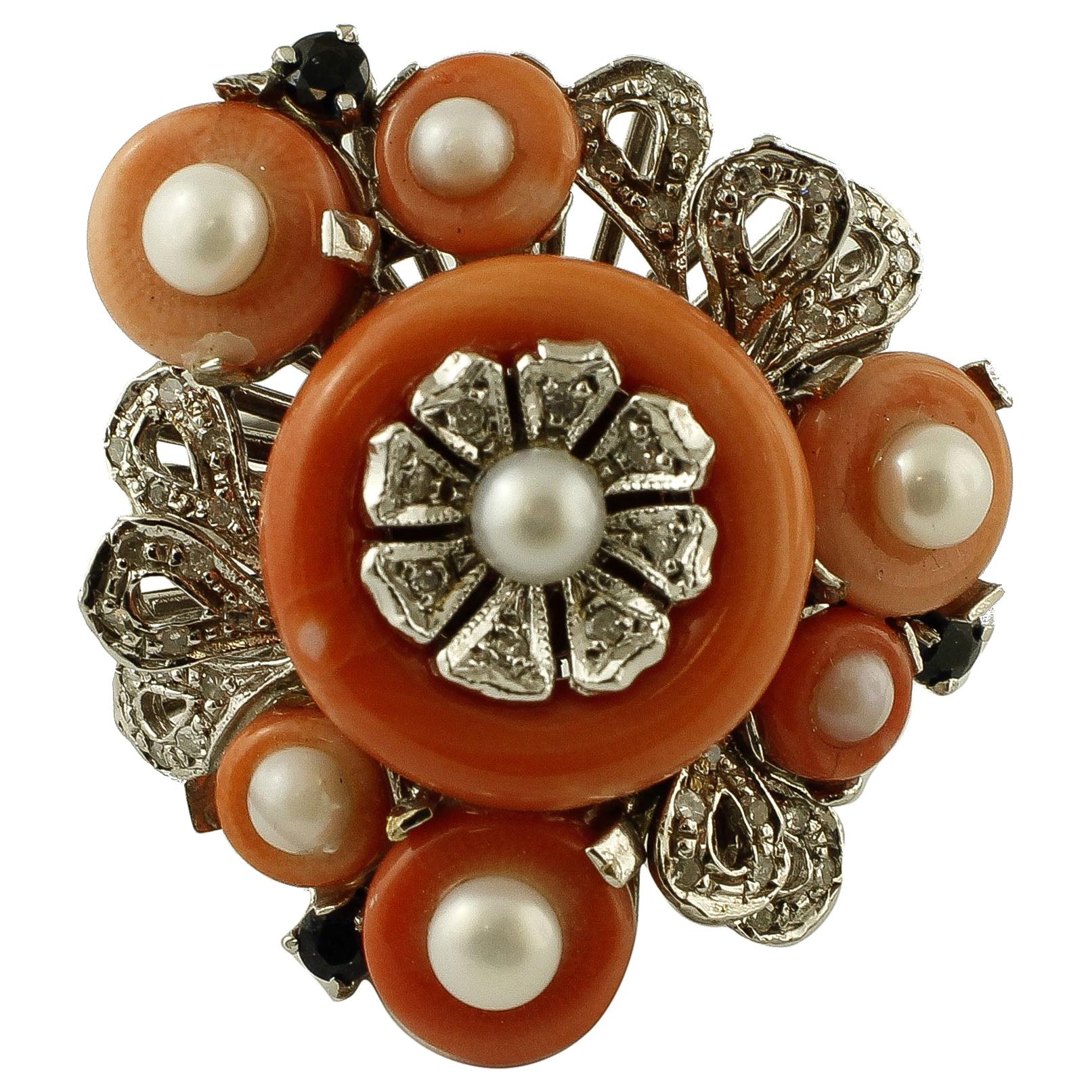 Diamantes, Zafiros, Coral, Perlas, Anillo Vintage Oro Blanco 14 Kilates en venta